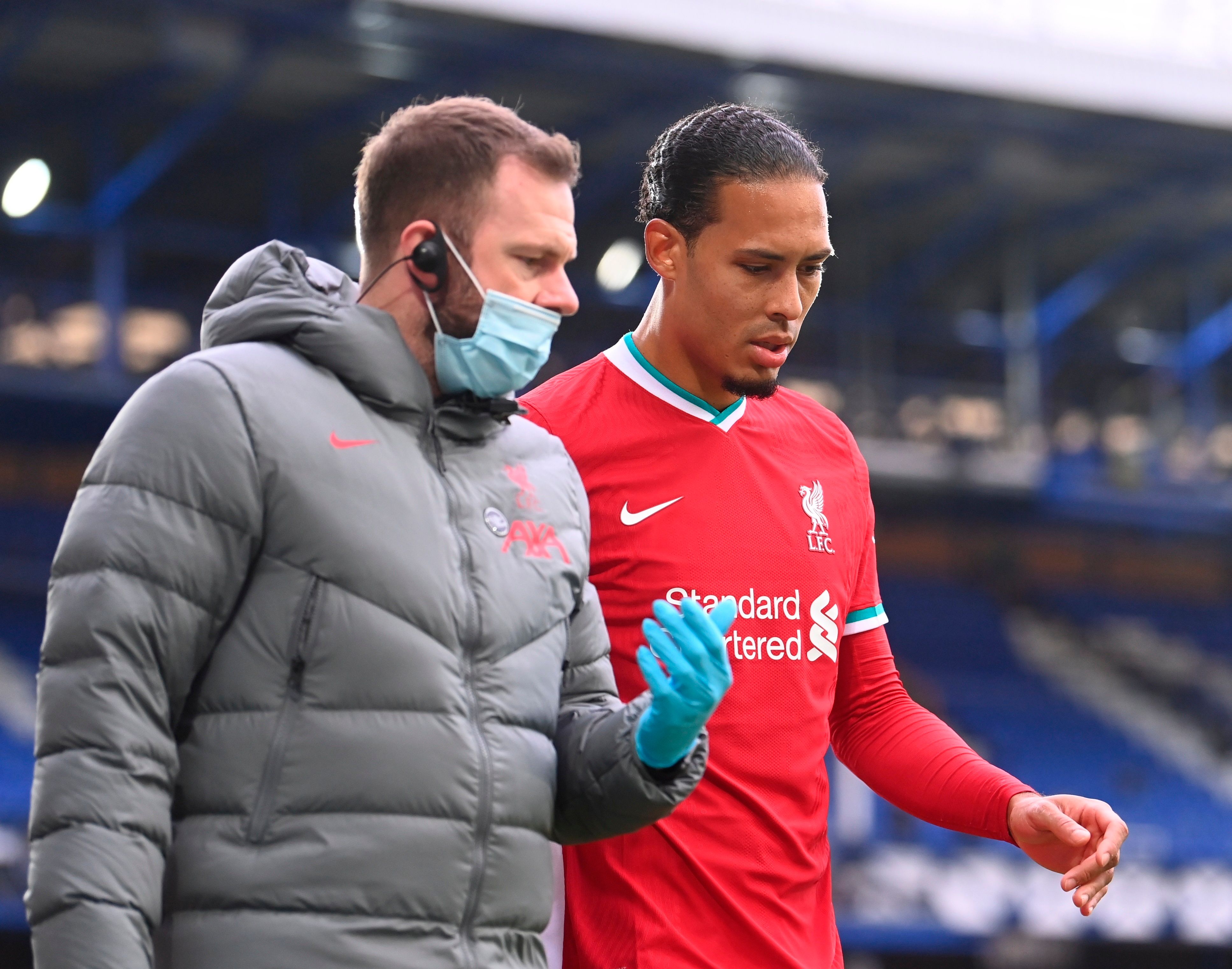  Virgil van DIjk se retira lesionado de Goodison Park.