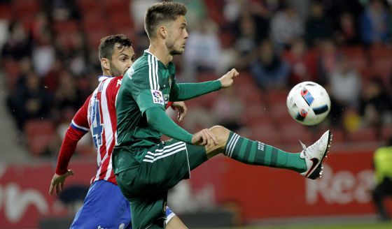  El entonces bético Ricky van Wolfswinkel con la pelota. 