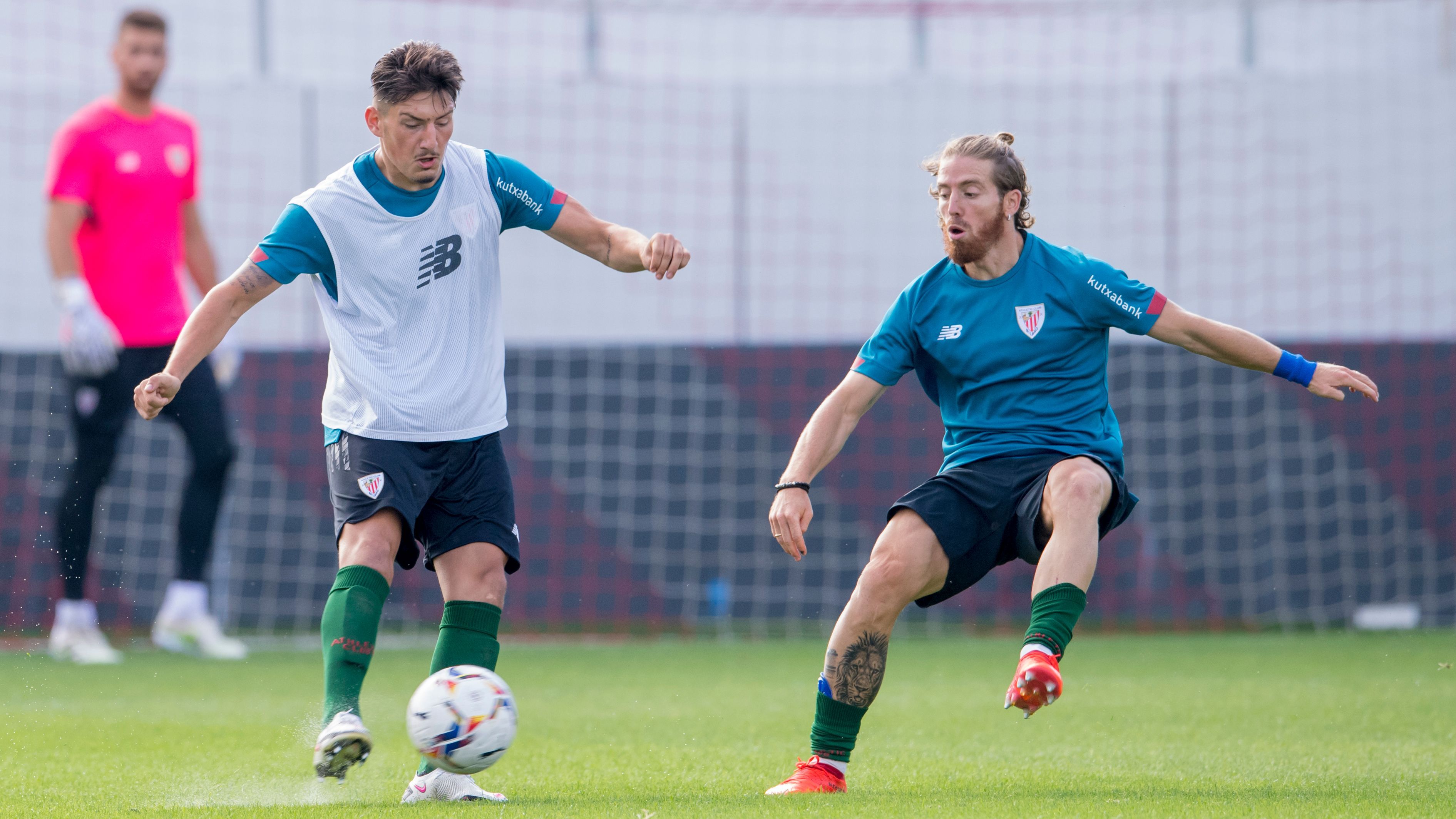 Iker Muniain achucha a Unai Vencedor en Lezama.
