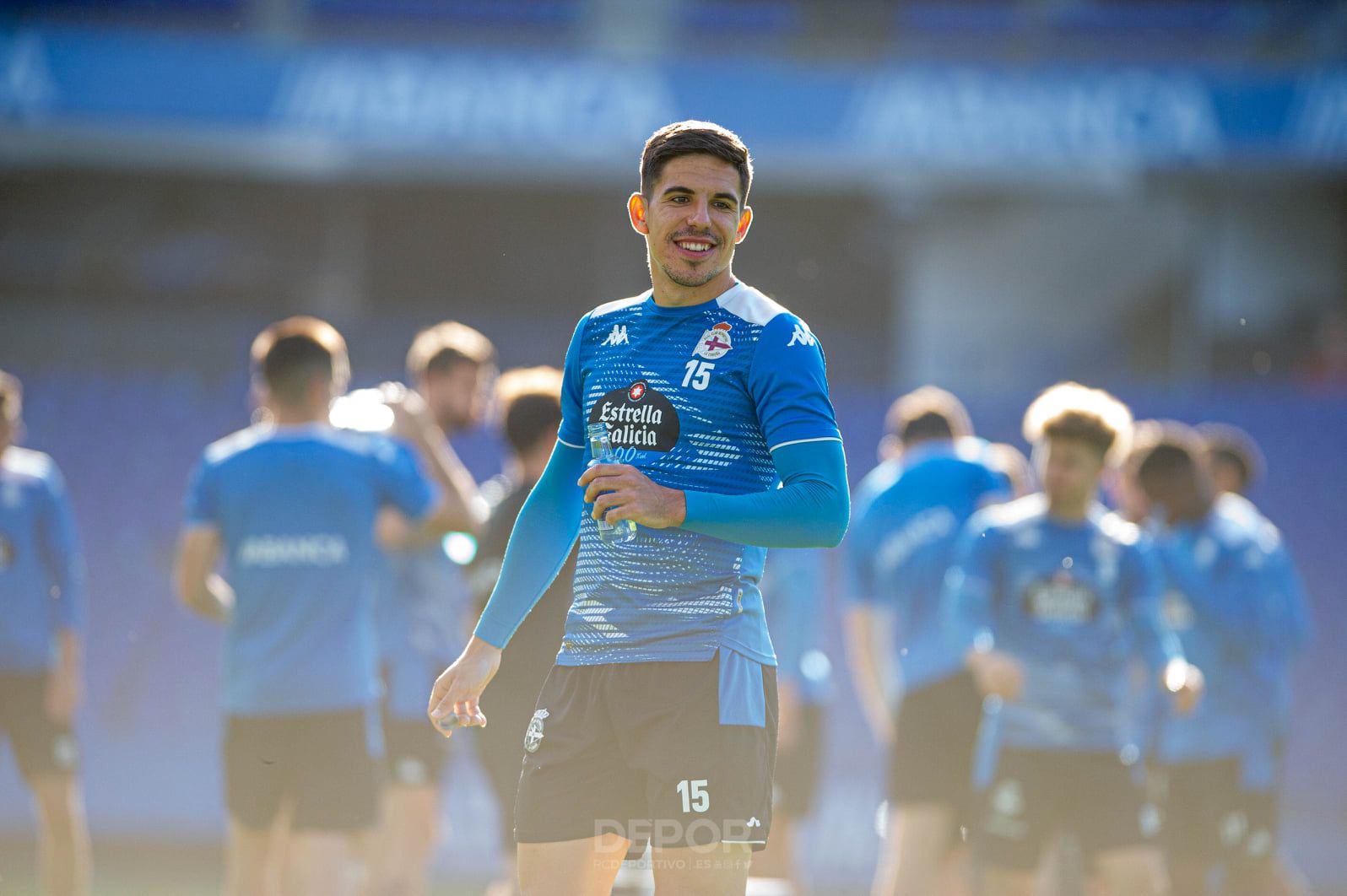 Víctor García sonriendo en un entrenamiento del Dépor.