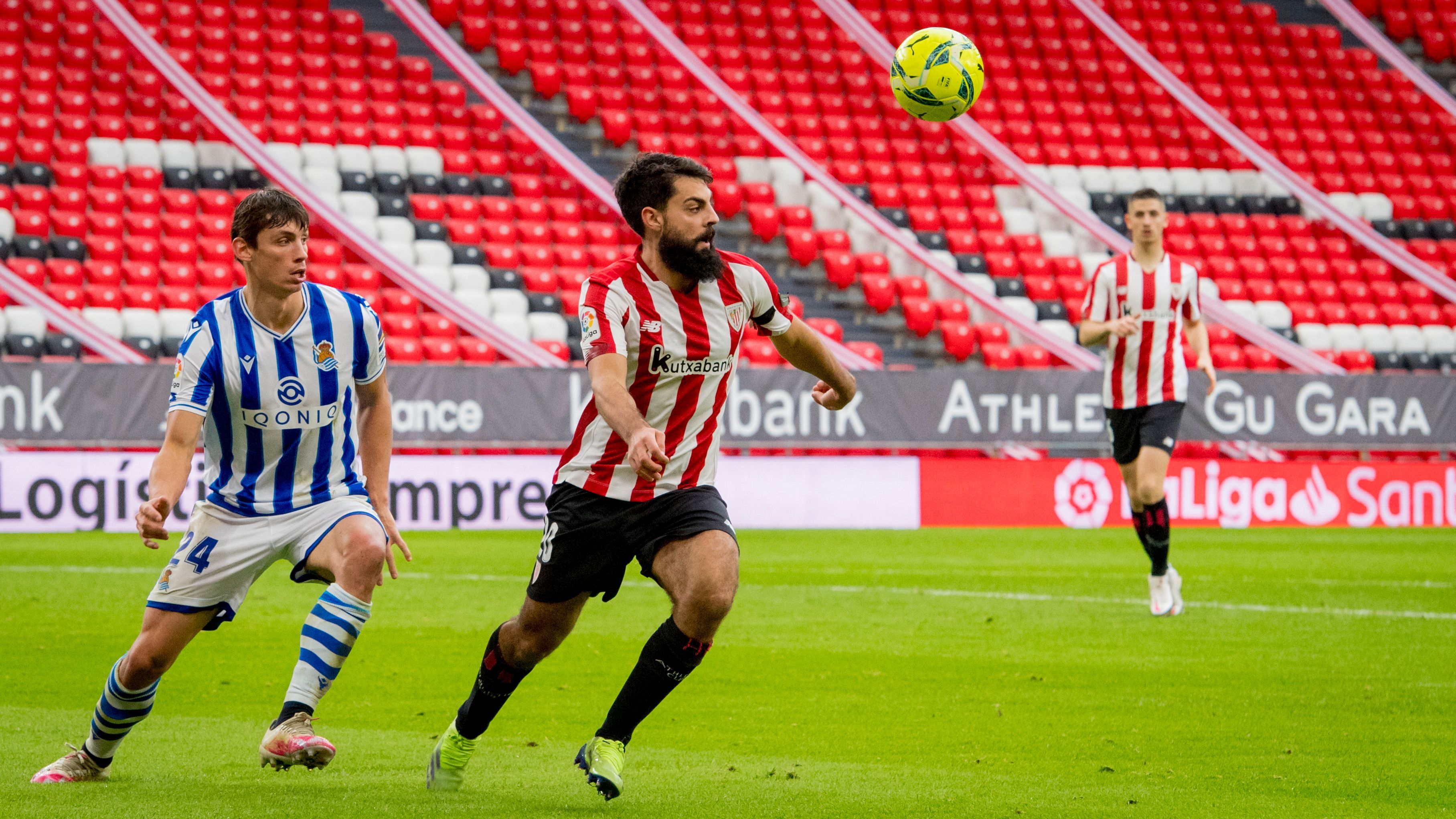  Llega la final de Copa. Villalibre ante Le Normand durante el derbi de San Mamés.