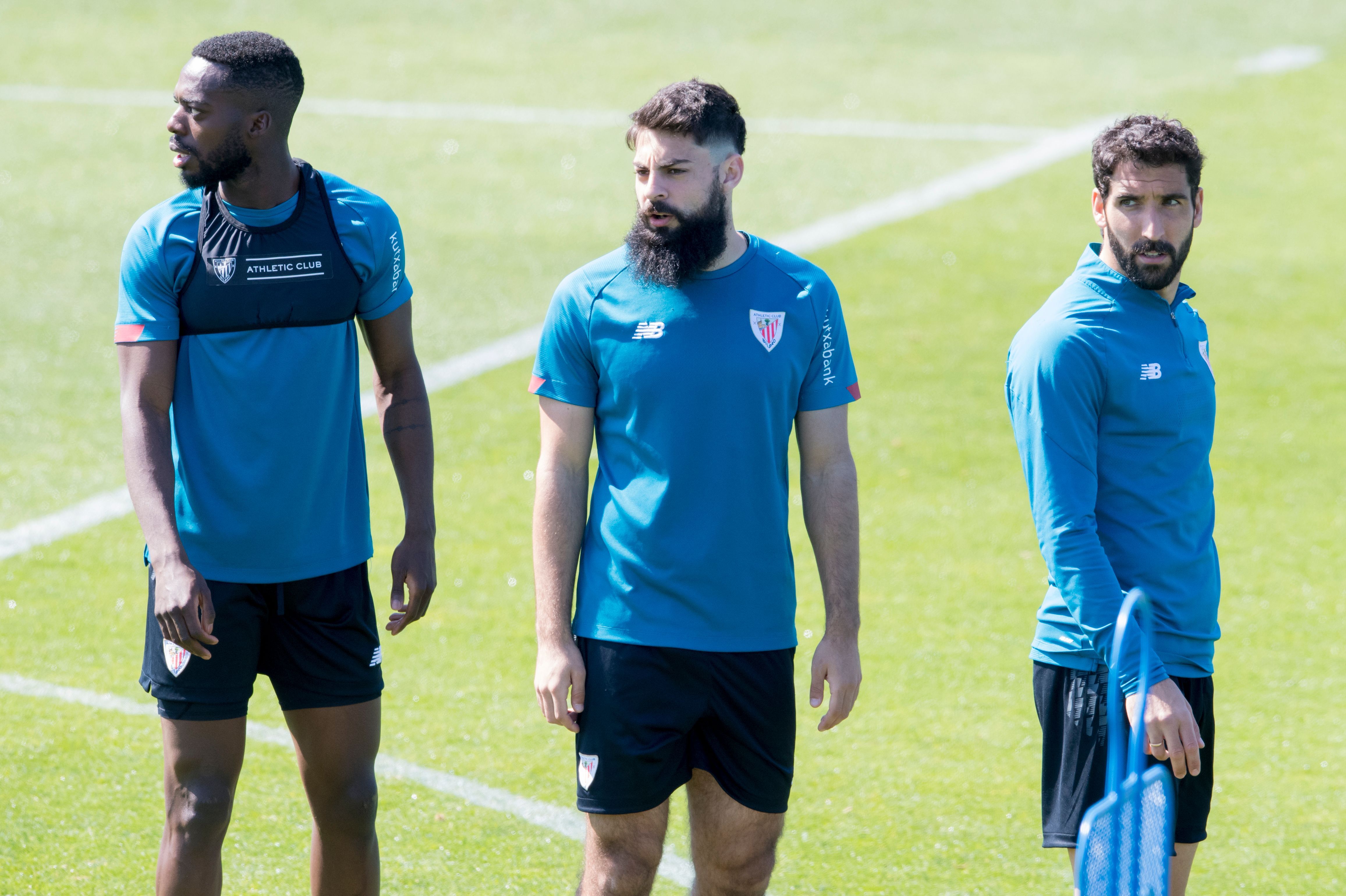  Iñaki Williams, Asier Villalibre y Raúl García en el último entrenamiento en Lezama.