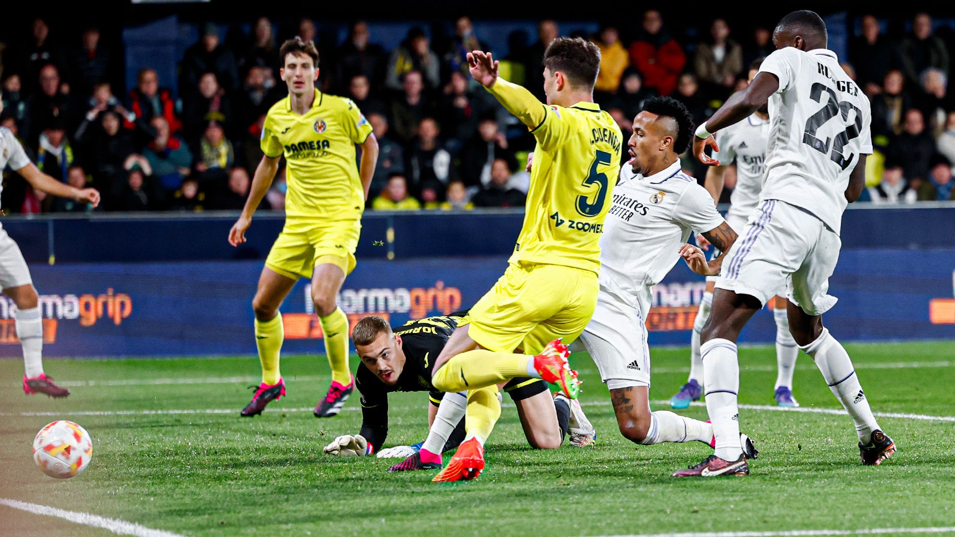  Éder Militao dispara a gol en el Villarreal-Real Madrid.