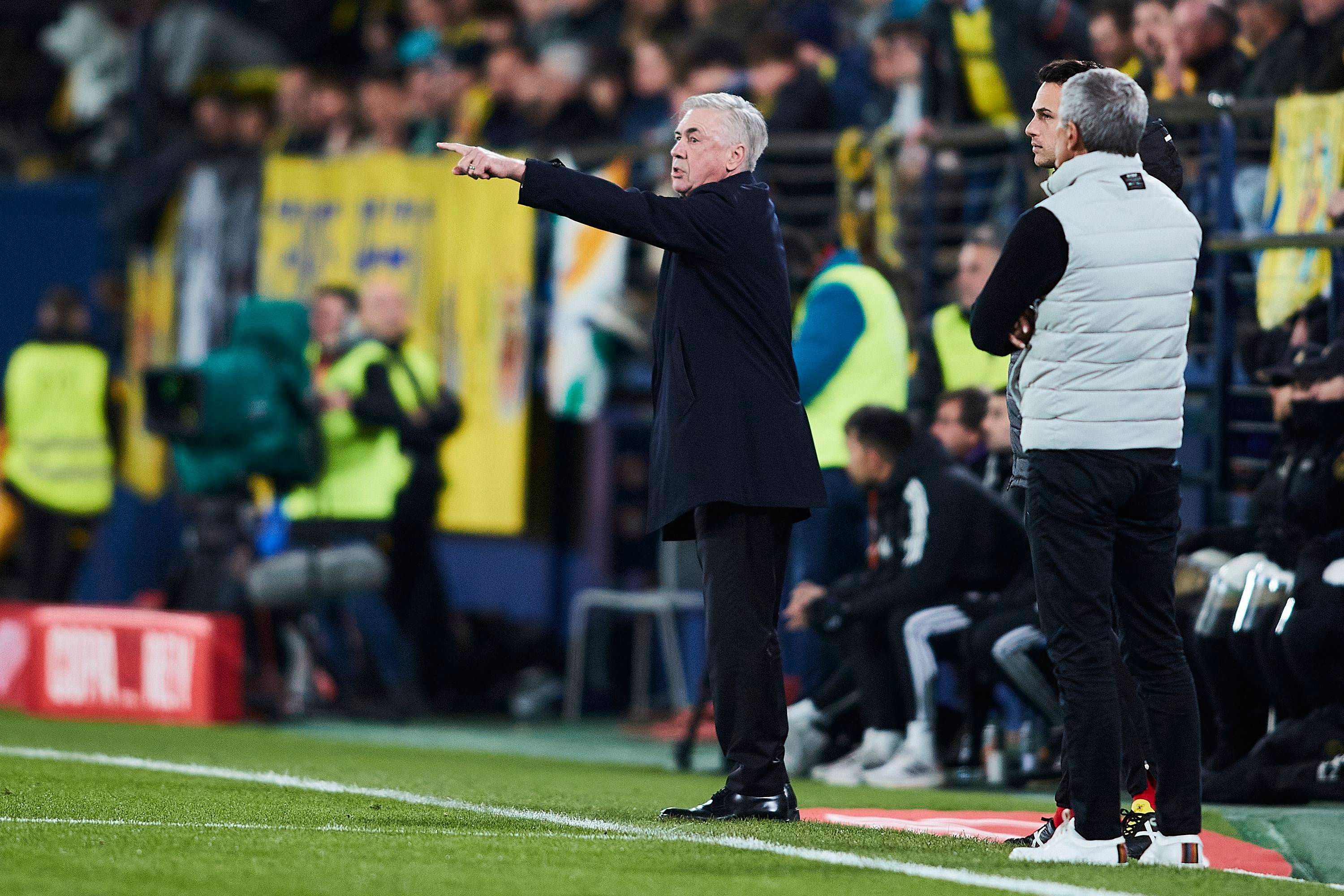 Carlo Ancelotti da instrucciones en el Villarreal-Real Madrid (Foto: Cordon Press).