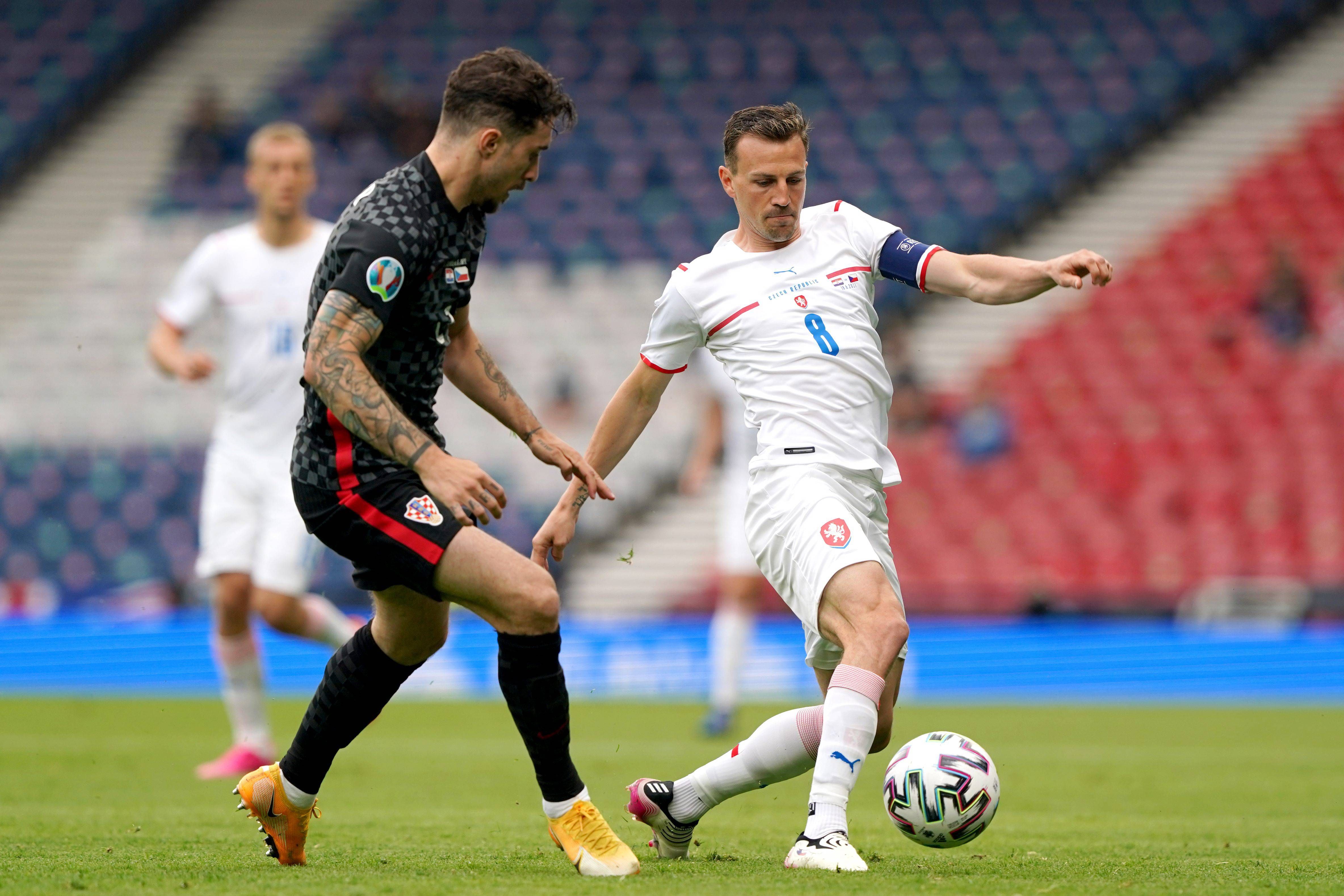 Vrsaljko trata de robar el balón a Darida.