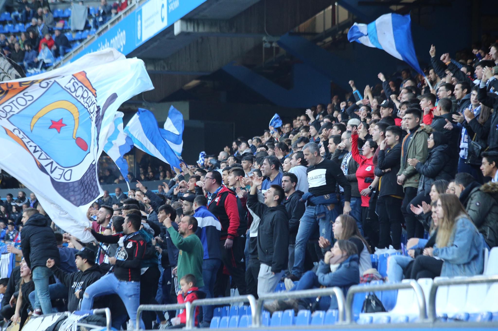  Aficionados del Dépor animando en Riazor durante el partido contra el Real Zaragoza.