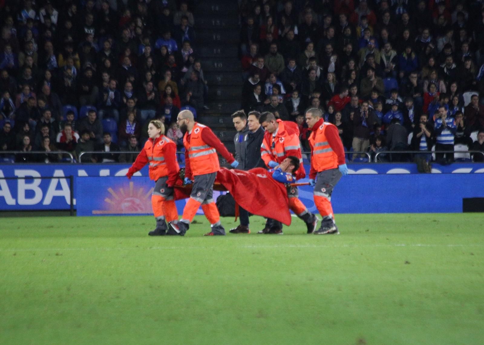  Michele Somma se retira en camilla durante el Dépor-Girona.