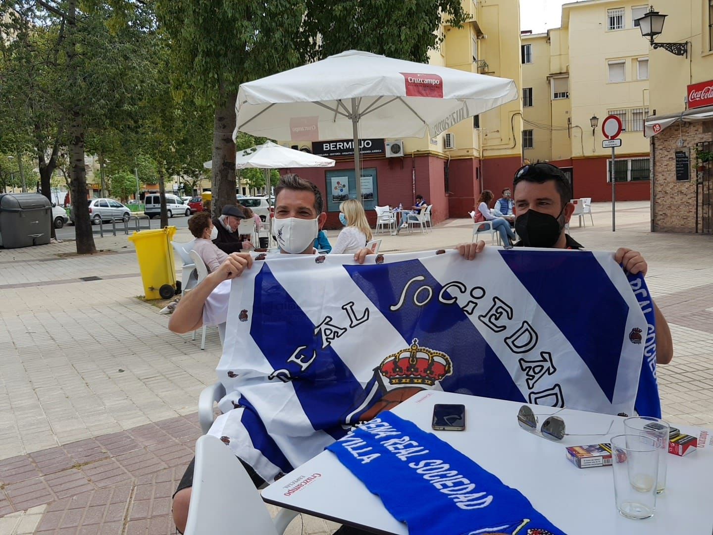  Aficionados de la Real Sociedad en Sevilla en la previa de la final de Copa del Rey (Foto: Kiko Hur