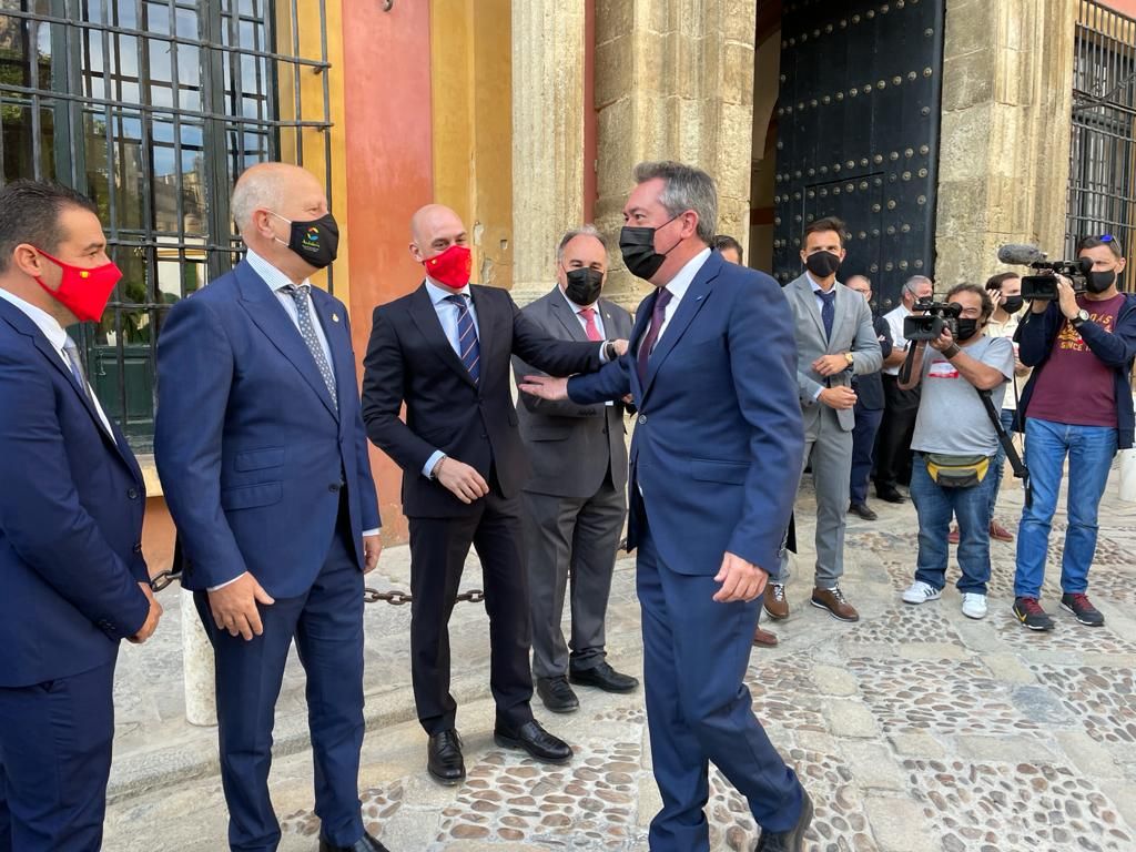  El alcalde Juan Espadas saluda al resto de autoridades.