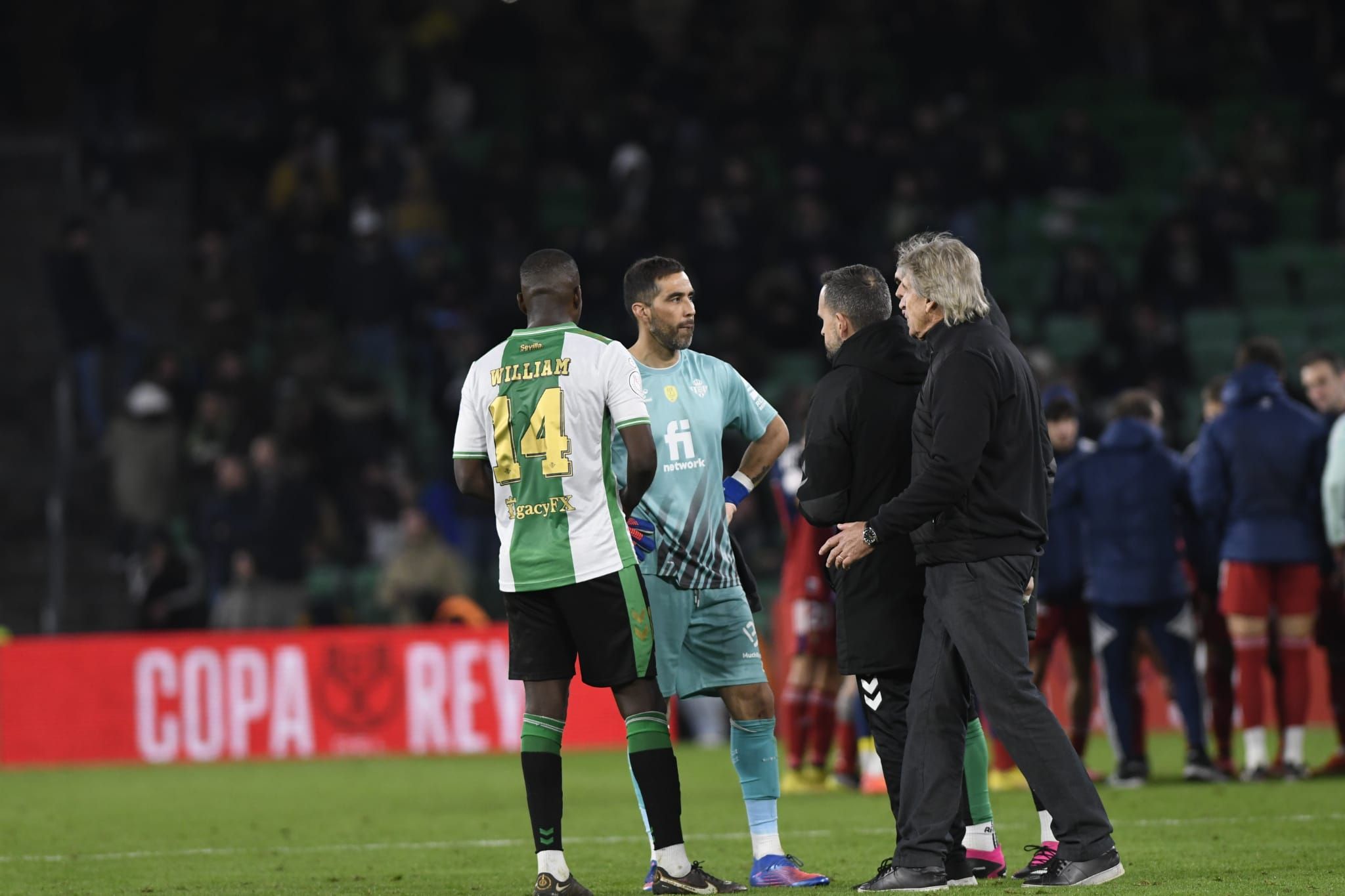 Pellegrini da indicaciones a Claudio Bravo y William antes de la prórroga.