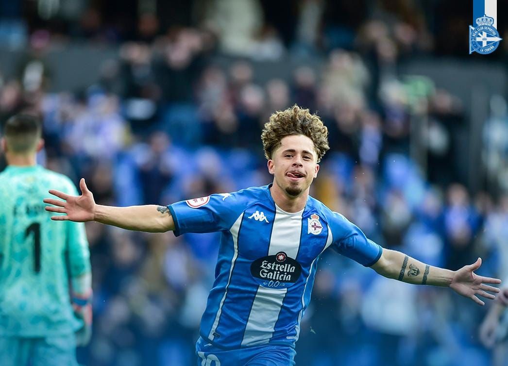  Mario Soriano, jugador del Deportivo celebrando su gol ante el Badajoz