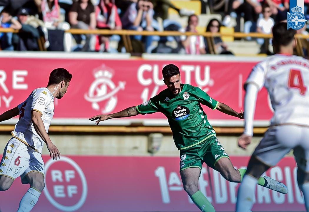 Acción del Deportivo ante la Cultural y Deportiva Leonesa