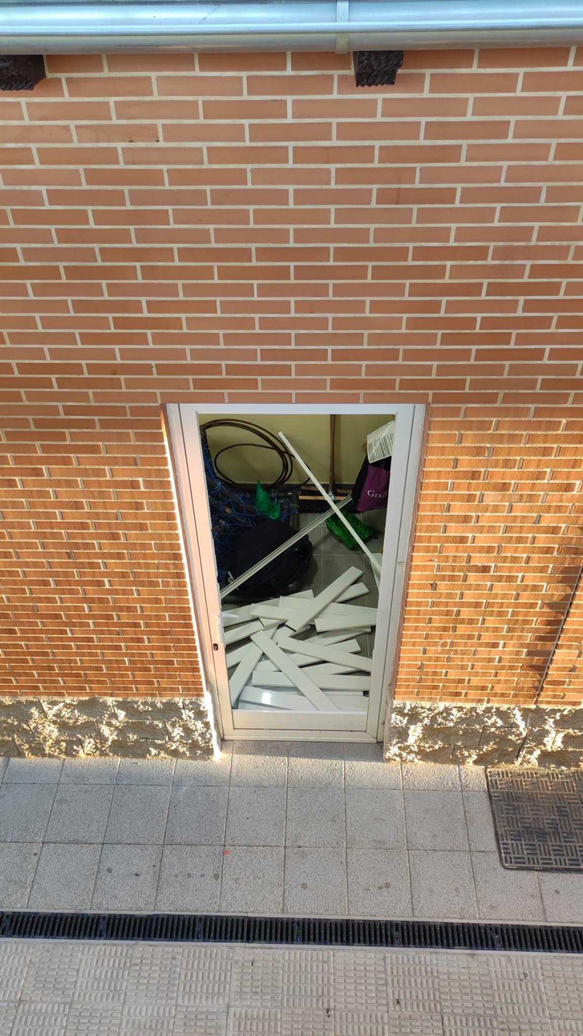  Así quedó la puerta tras la patada de Olabe