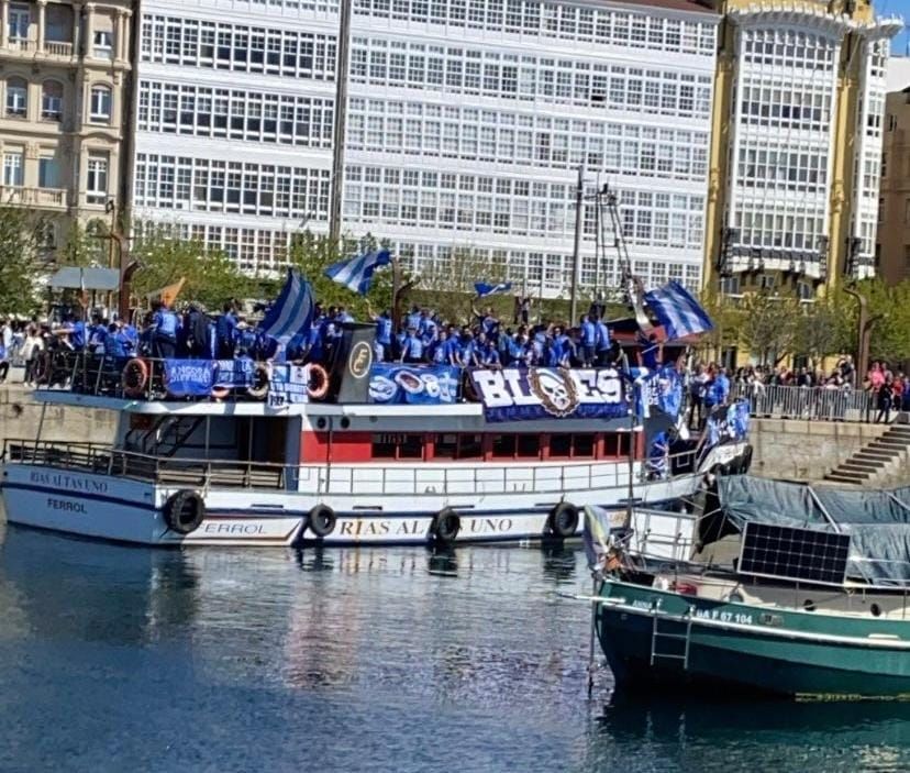  Riazor Blues camino de Ferrol en barco