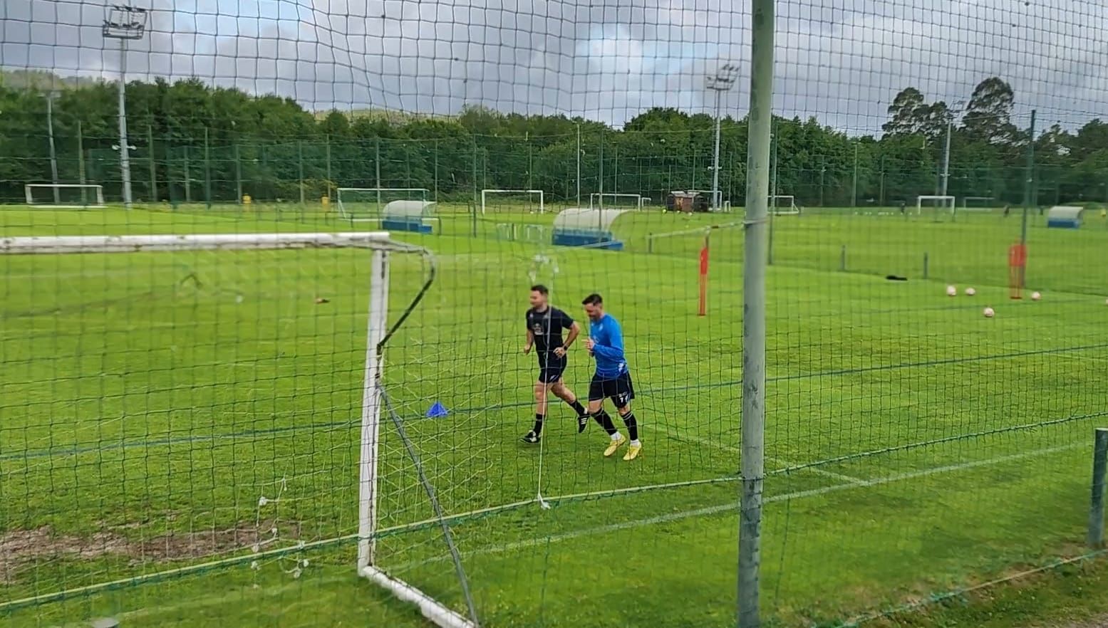  Lucas Pérez trotando al margen del grupo