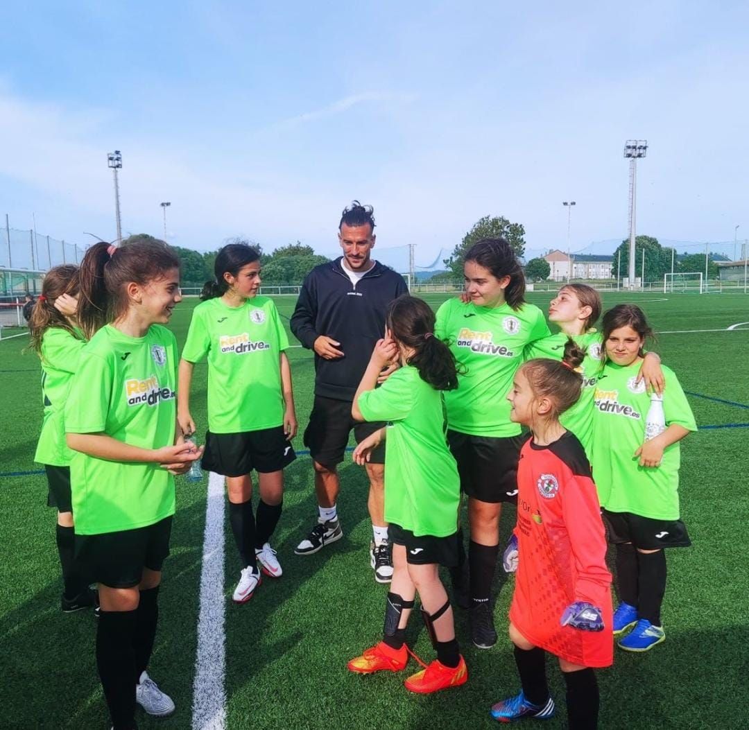 Pablo Martínez con el equipo alevín del Xuventude Crendes