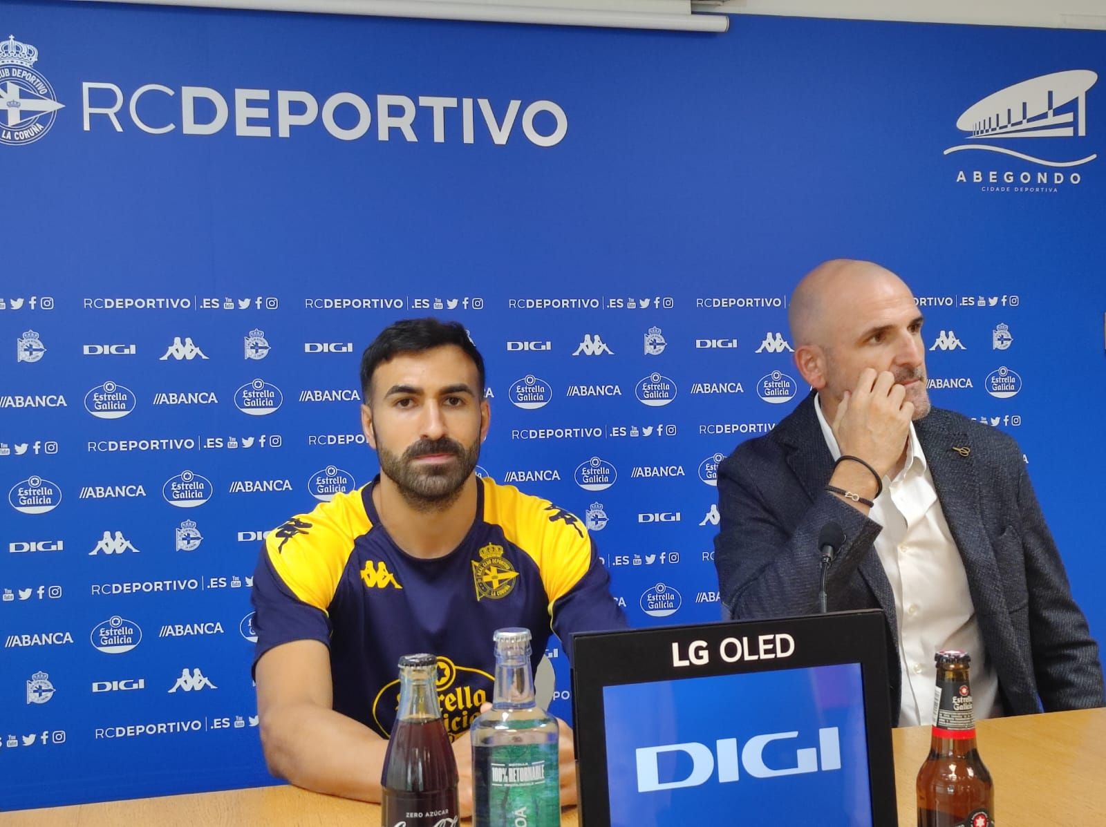 Mikel Balenziaga, jugador del Deportivo, junto a Fernando Soriano