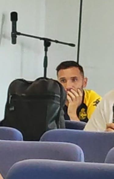 Lucas Pérez presenciando la presentación de Ximo Navarro