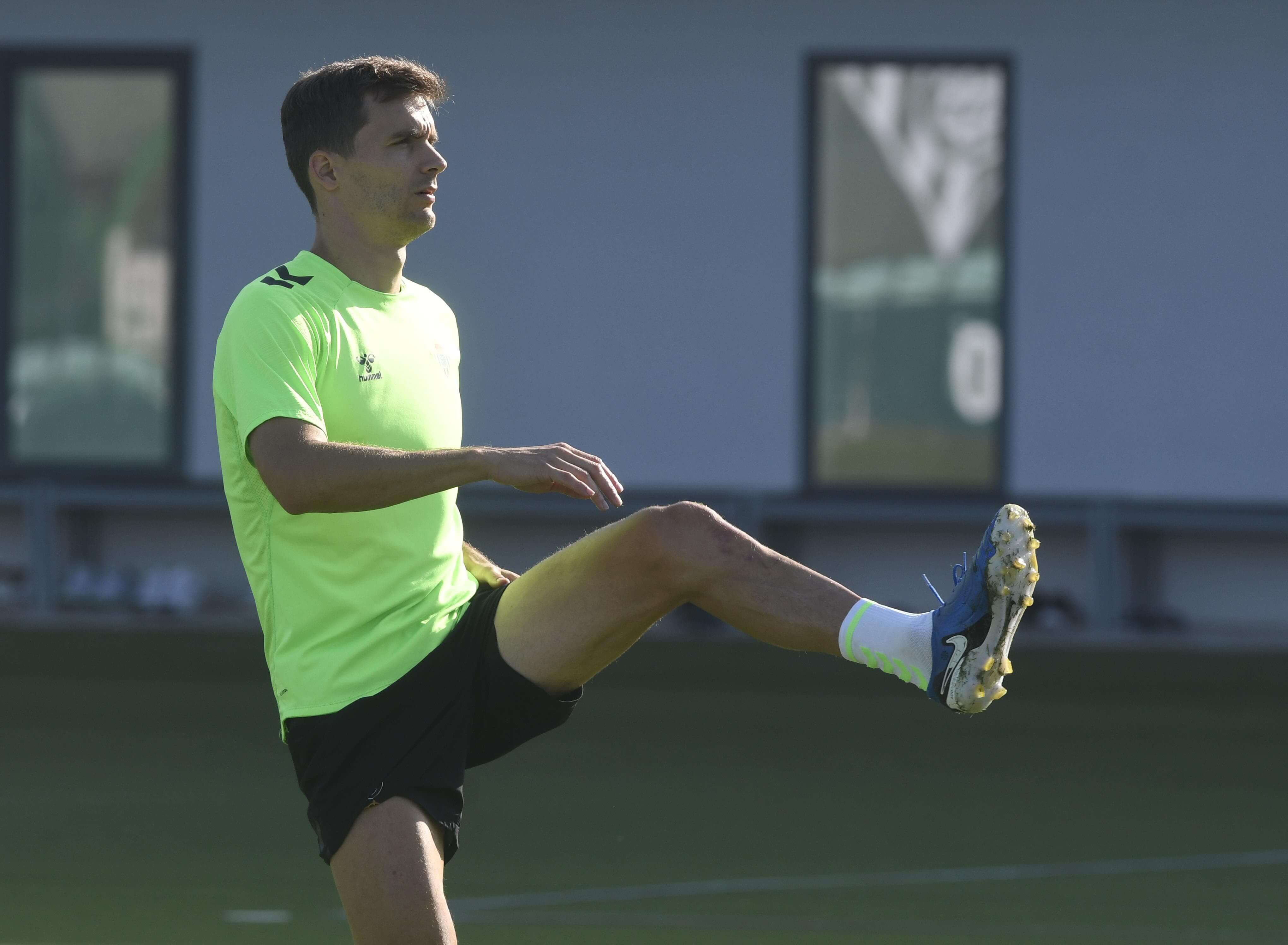 Diego Llorente, entrenando con el Betis