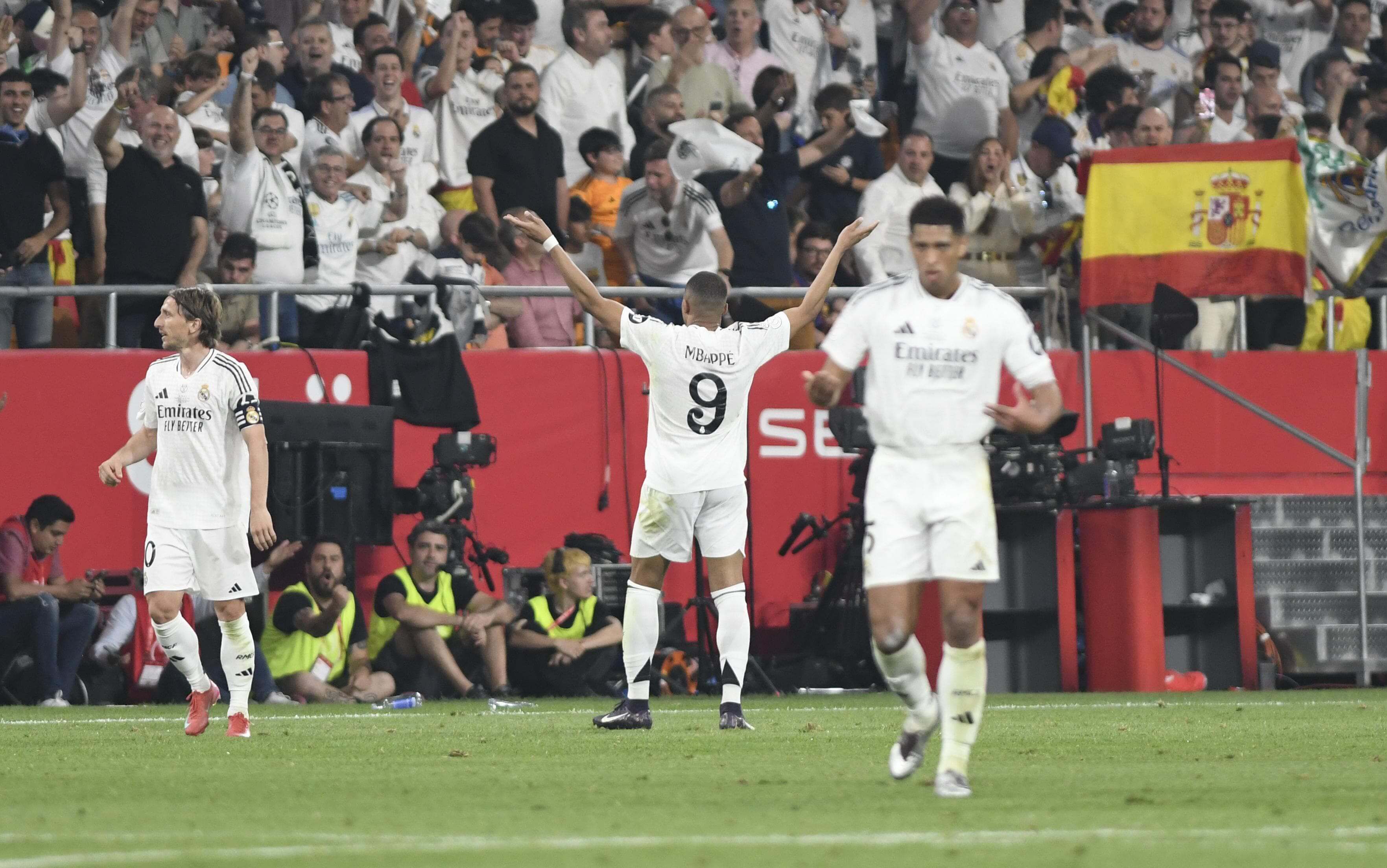  Kylian Mbappé, celebrando su gol de falta contra el Barça