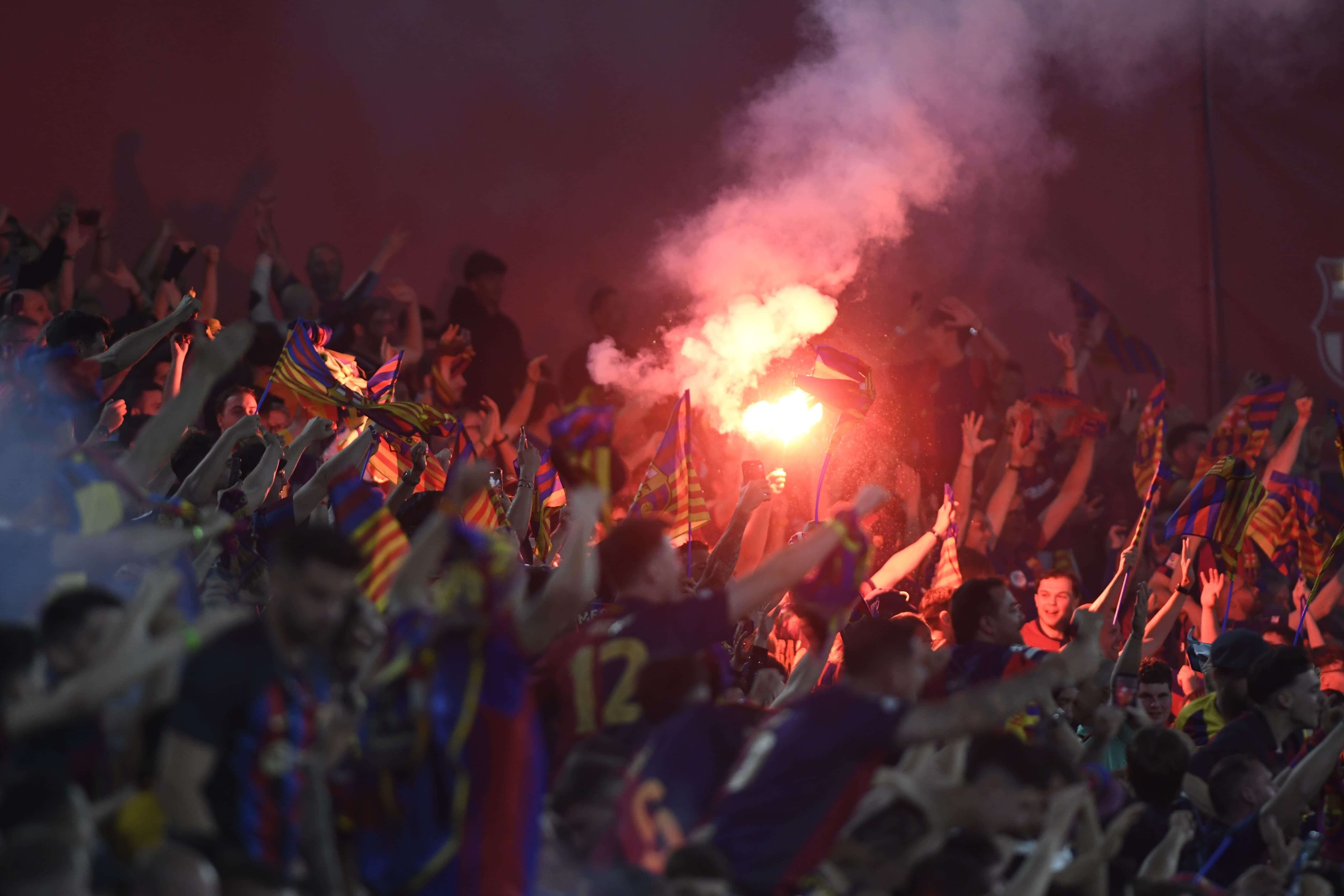  La afición culé enloquece con el gol de Koundé