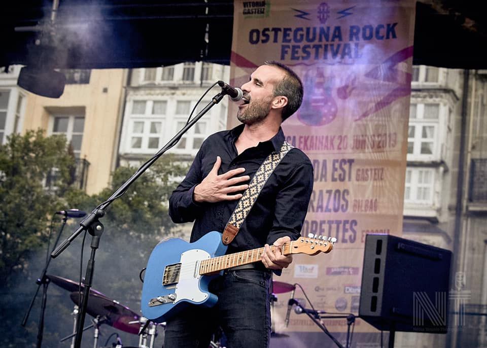  William Gutiérrez, líder del grupo vizcaíno 'Los Brazos, cantaba cada día en las RRSS durante la cuarentena del año 2020.
