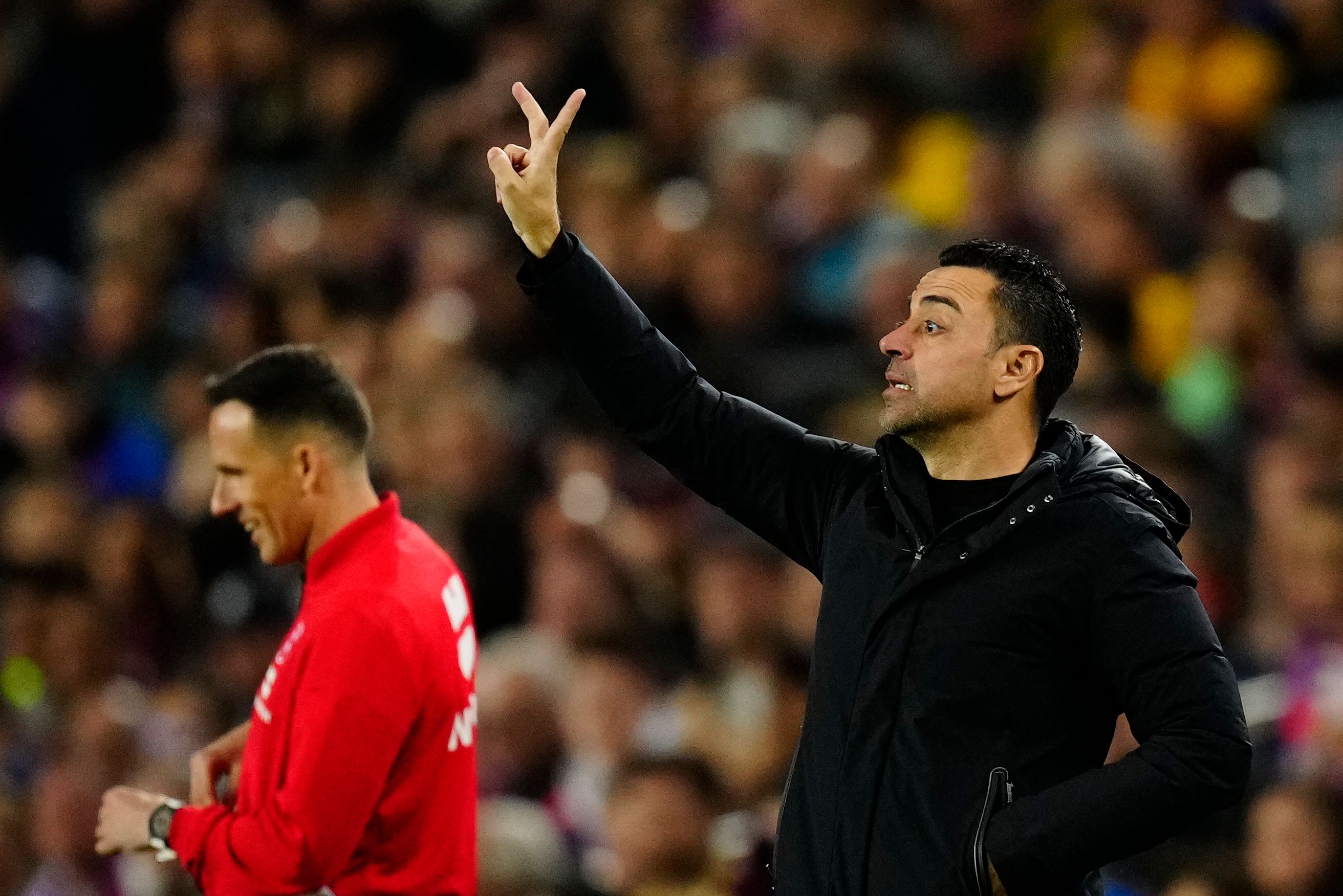 Xavi Hernández dirige al Barcelona durante el Clásico.