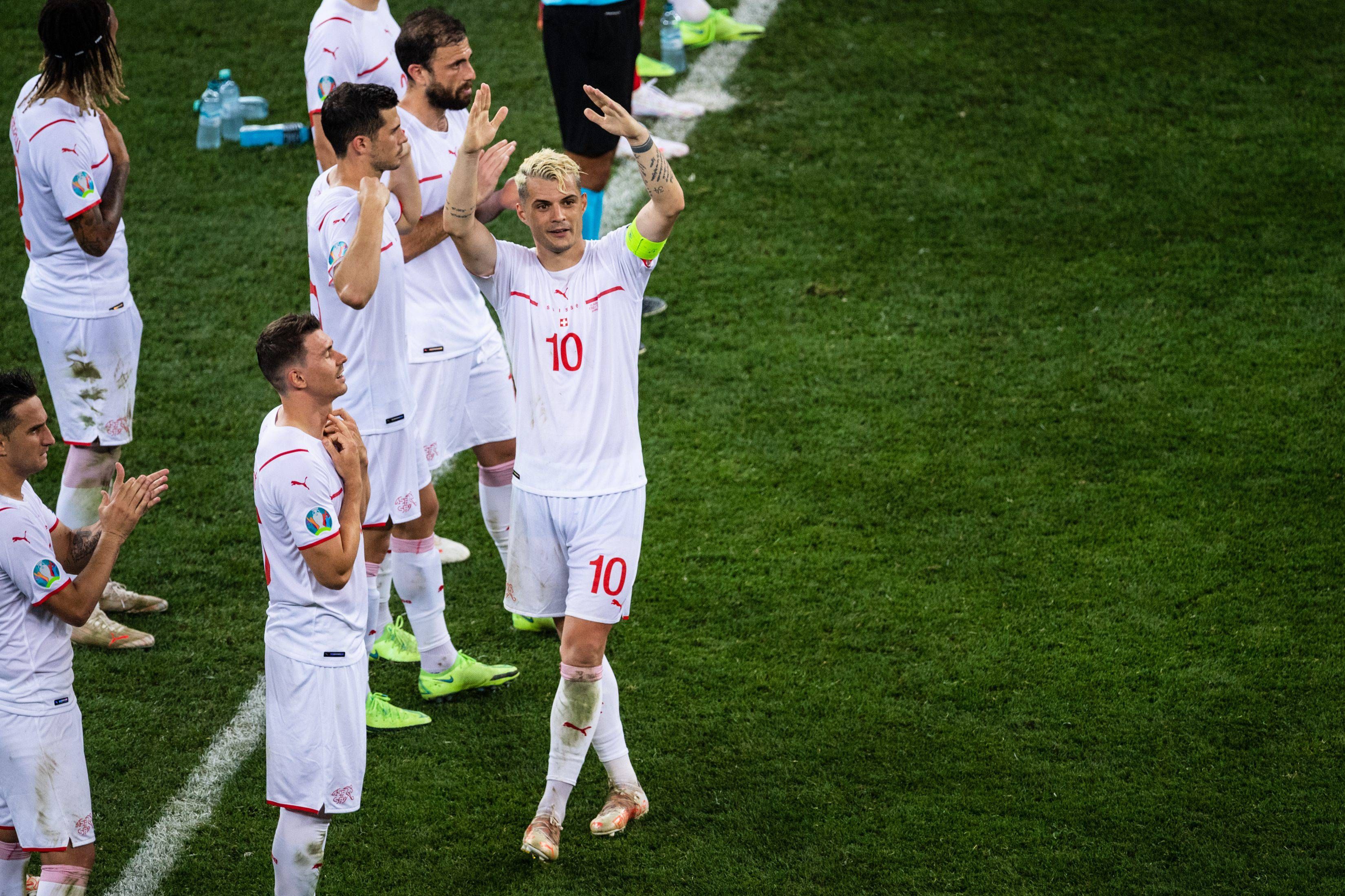Xhaka celebra el pase de Suiza ante Francia.