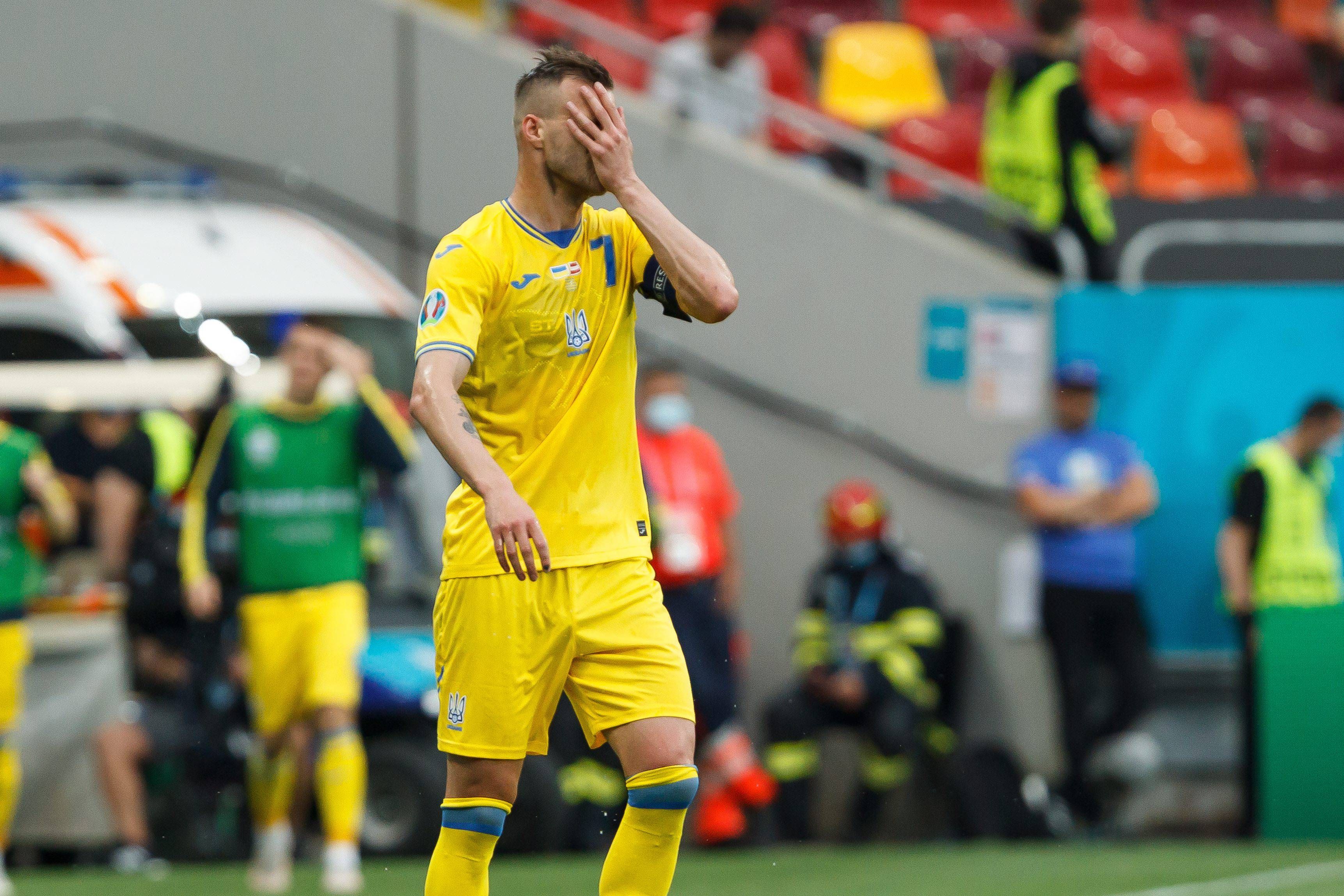  Andriy Yarmolenko se lamenta durante el Ucrania-Austria.