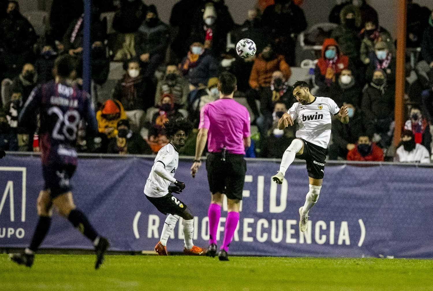  Lance del partido en el que se evidencia la falta de distancia social entre el público