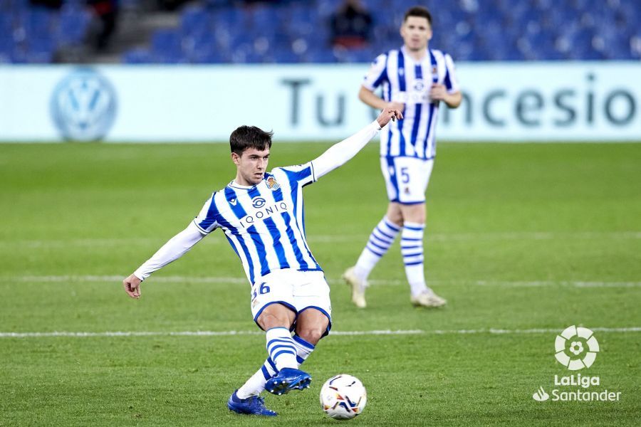  Zubimendi trata de dar un pase en el Real Sociedad-Atleti.