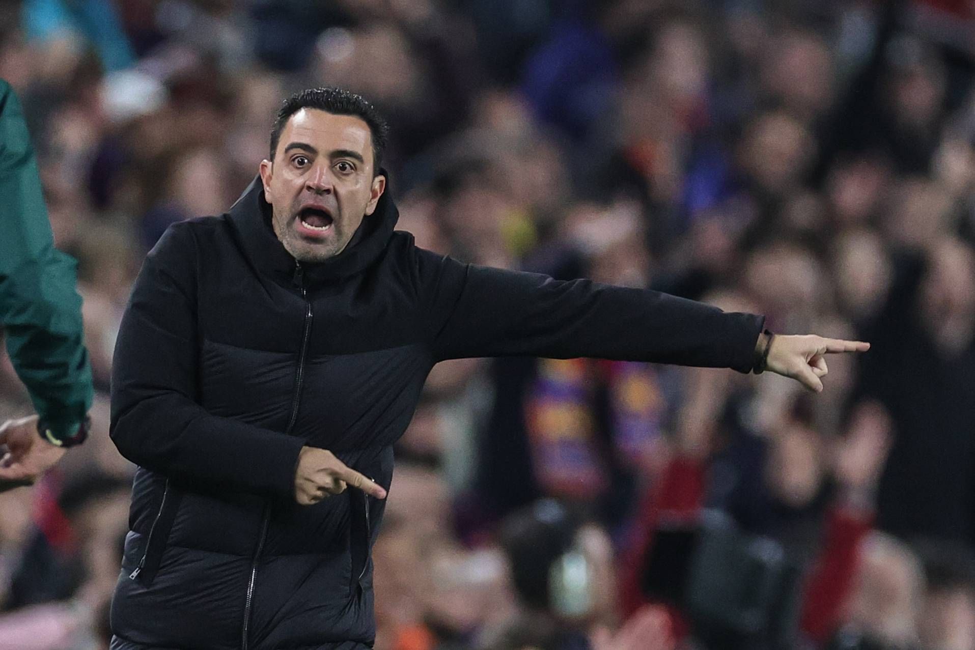  Xavi Hernández da indicaciones en el Barça-United.