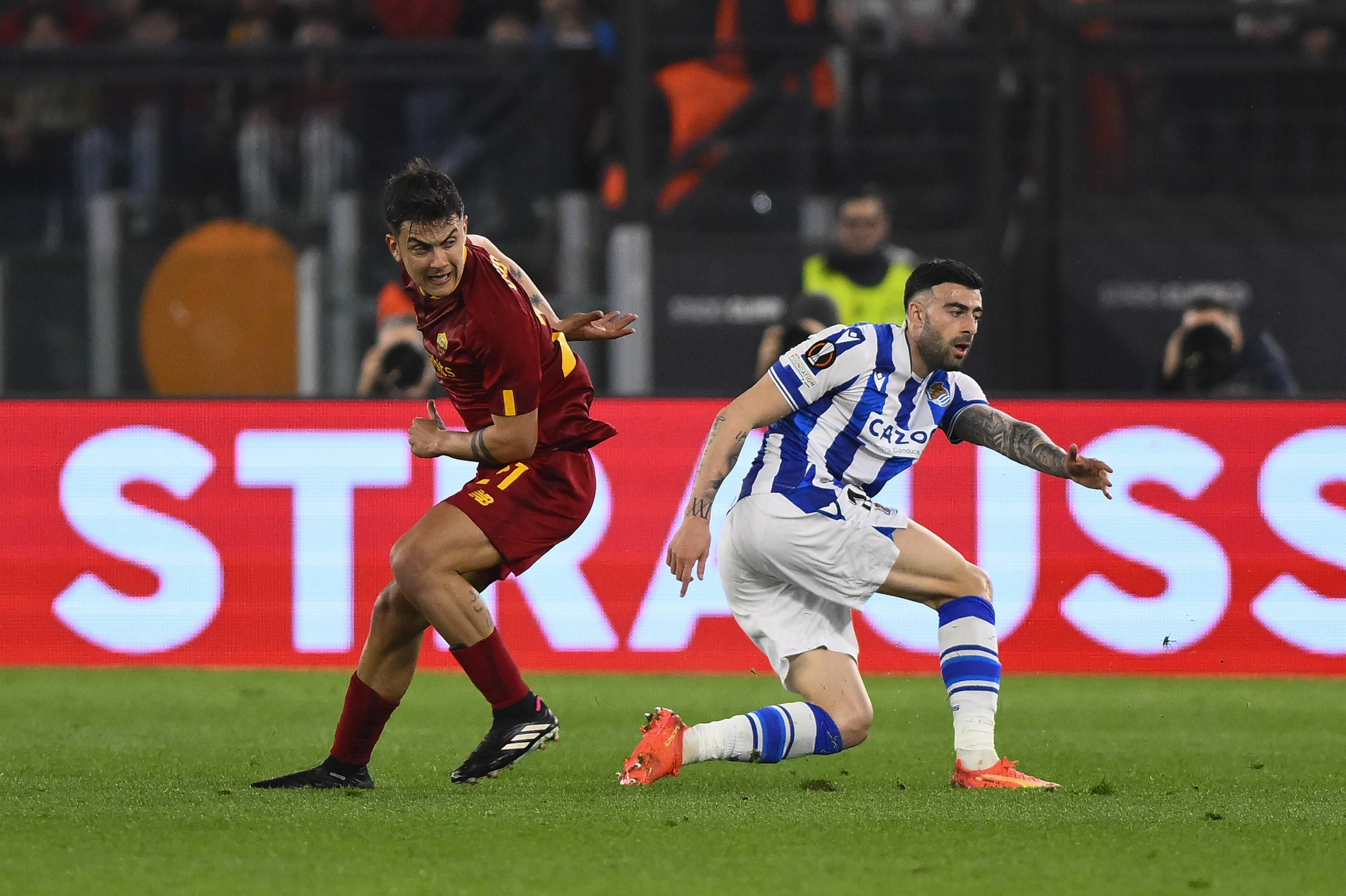  Diego Rico, ante Paulo Dybala en el Roma - Real Sociedad.