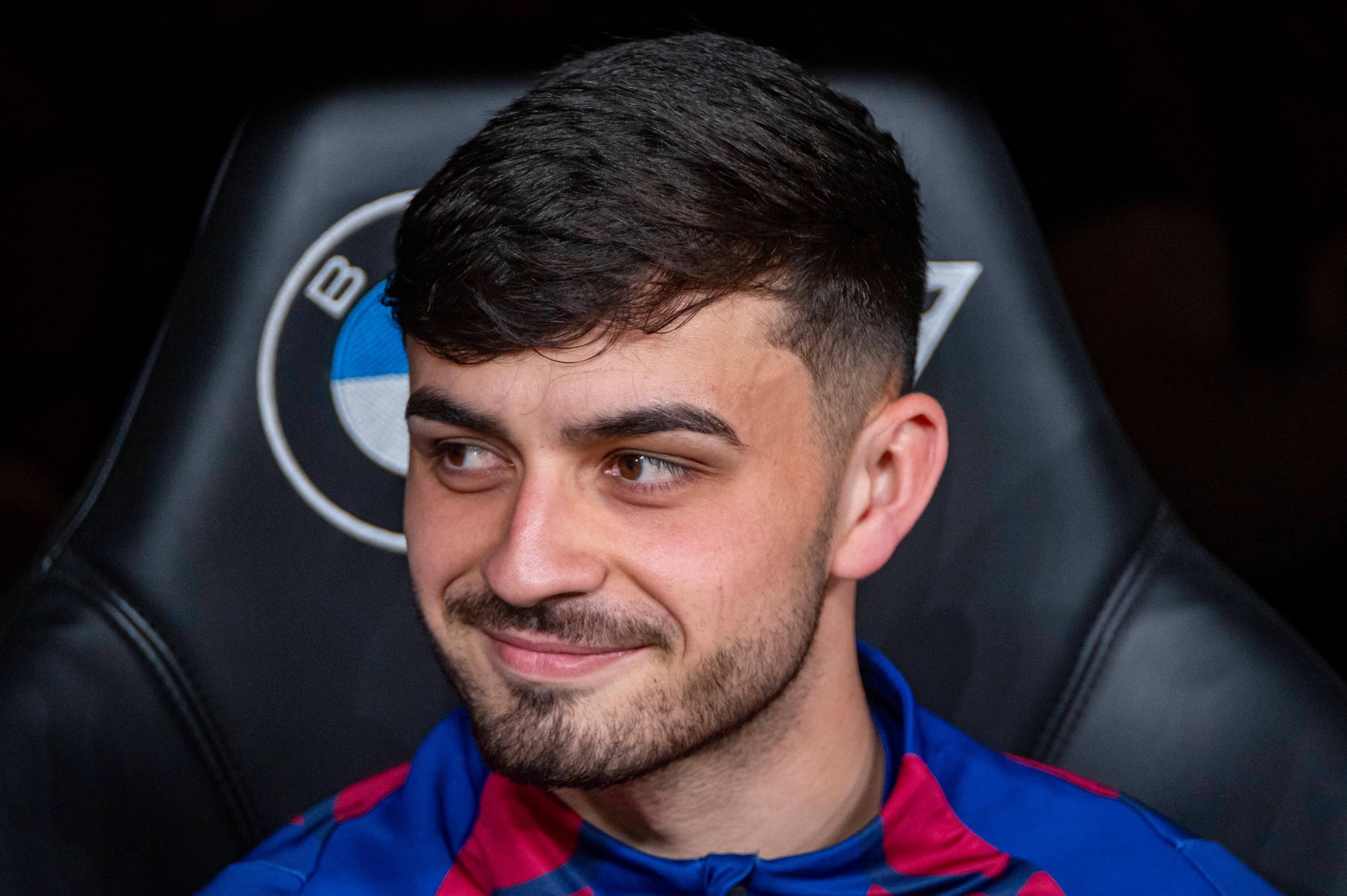Pedri, en el banquillo del Bernabéu.