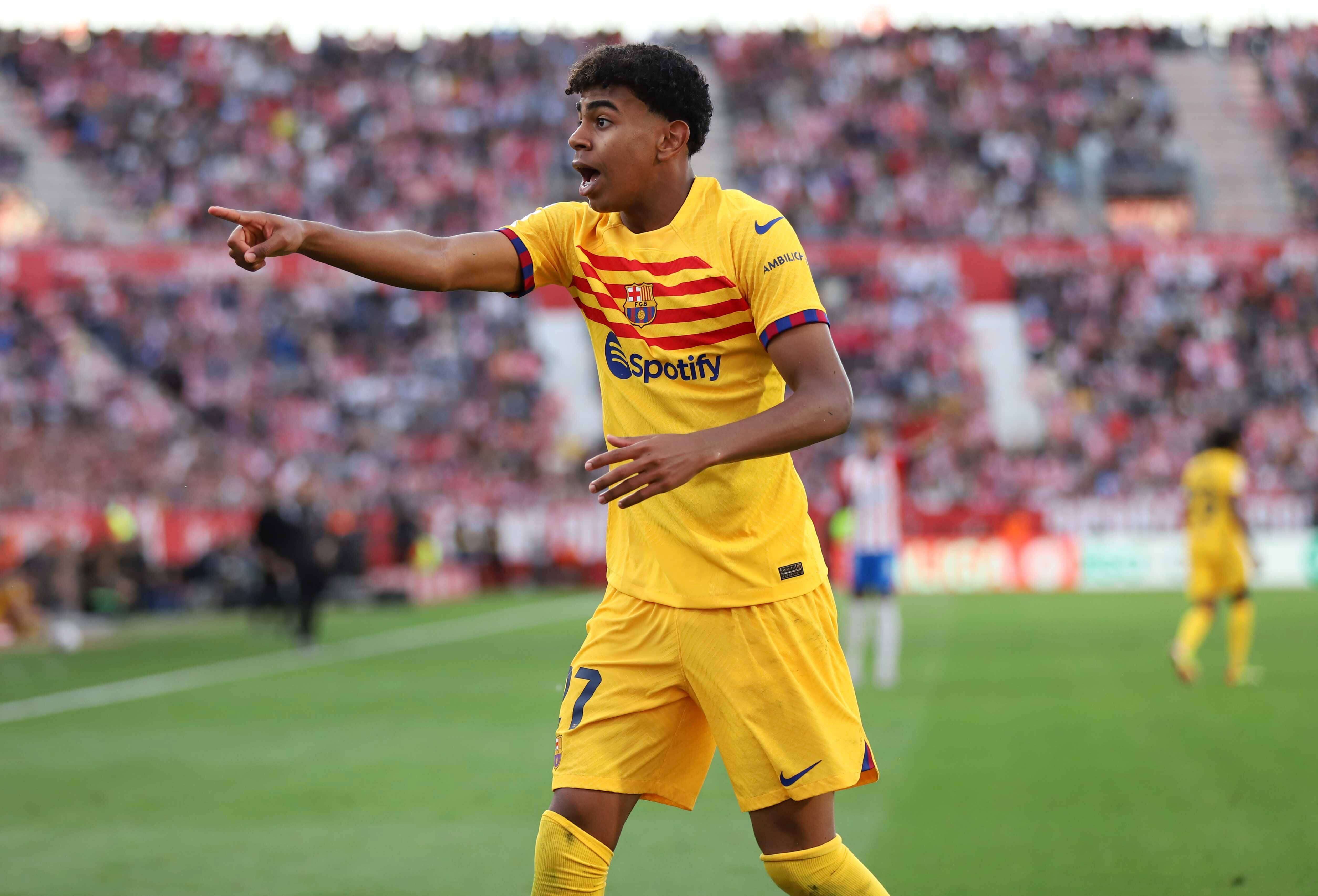  Lamine Yamal pidiendo penalti ante el Girona.
