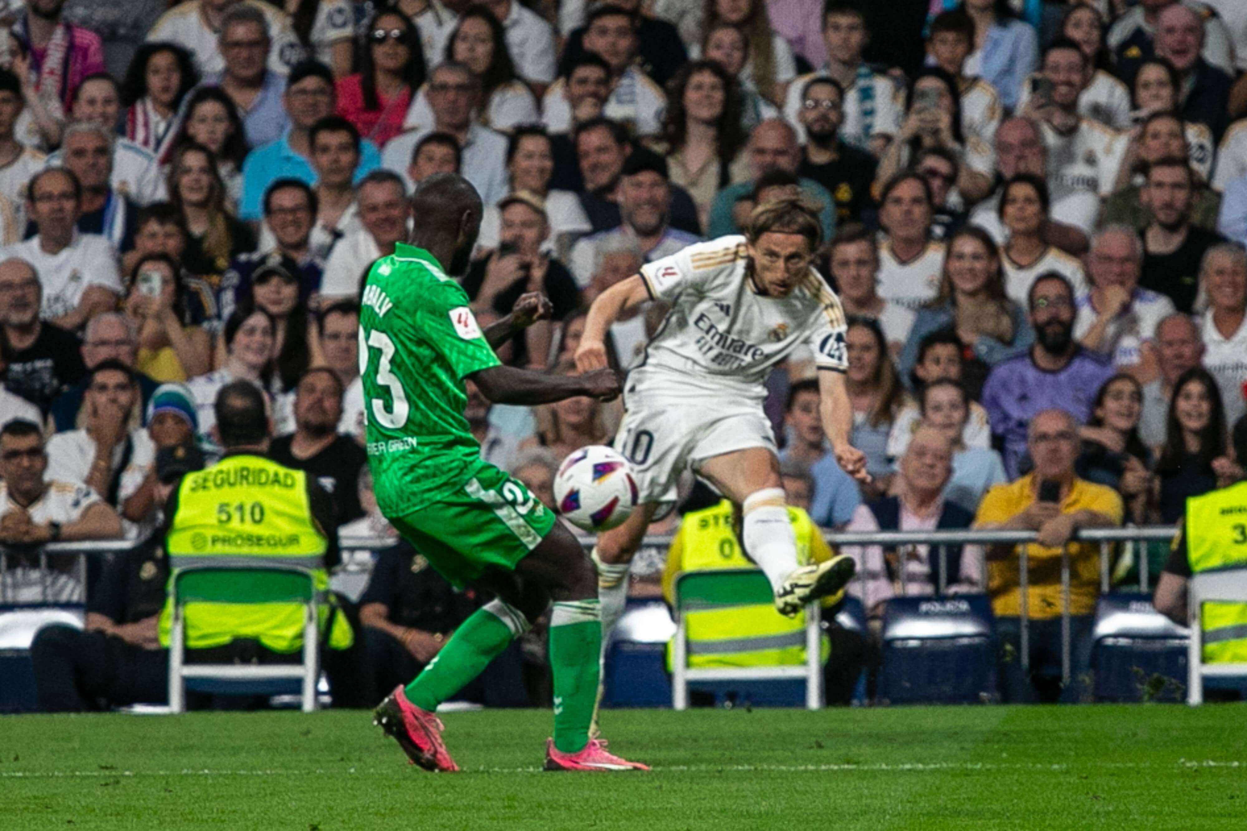  Modric y Sabaly en el Real Madrid-Real Betis de la pasada temporada (foto: Cordón Press).