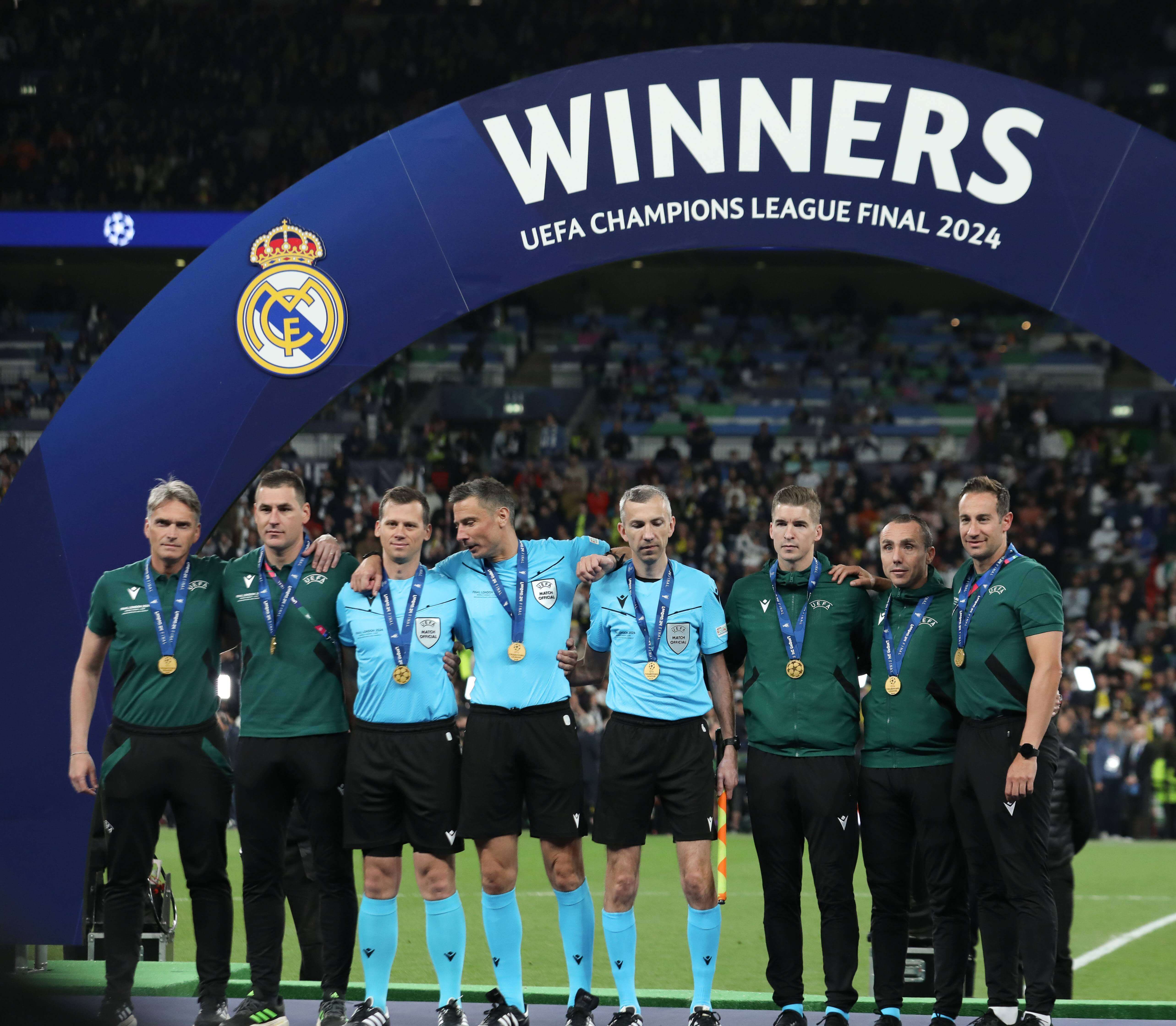  Slavko Vincic con su equipo arbitral en la final de la Champions (Cordon Press)