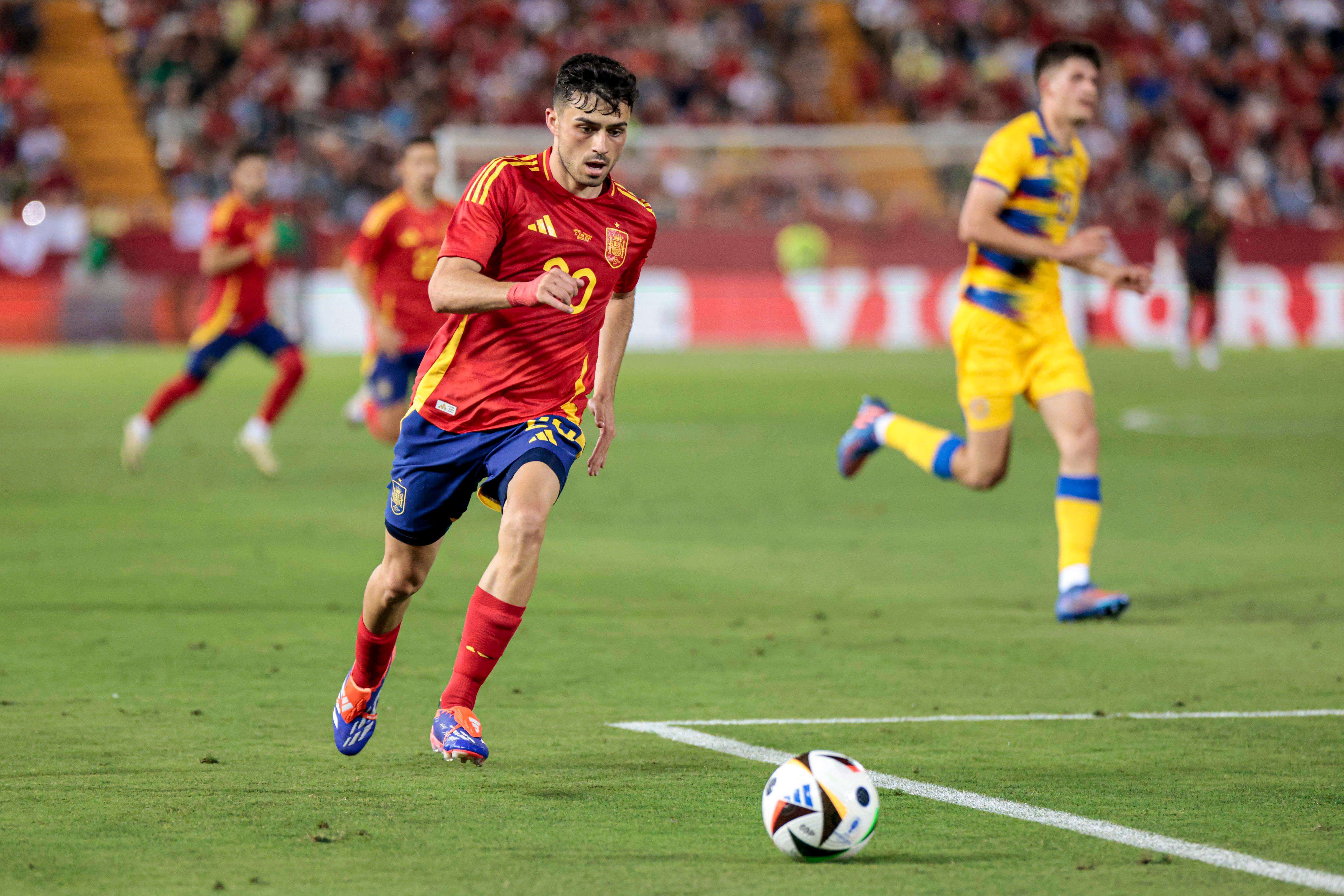  Pedri conduce un balón en el España-Gibraltar.