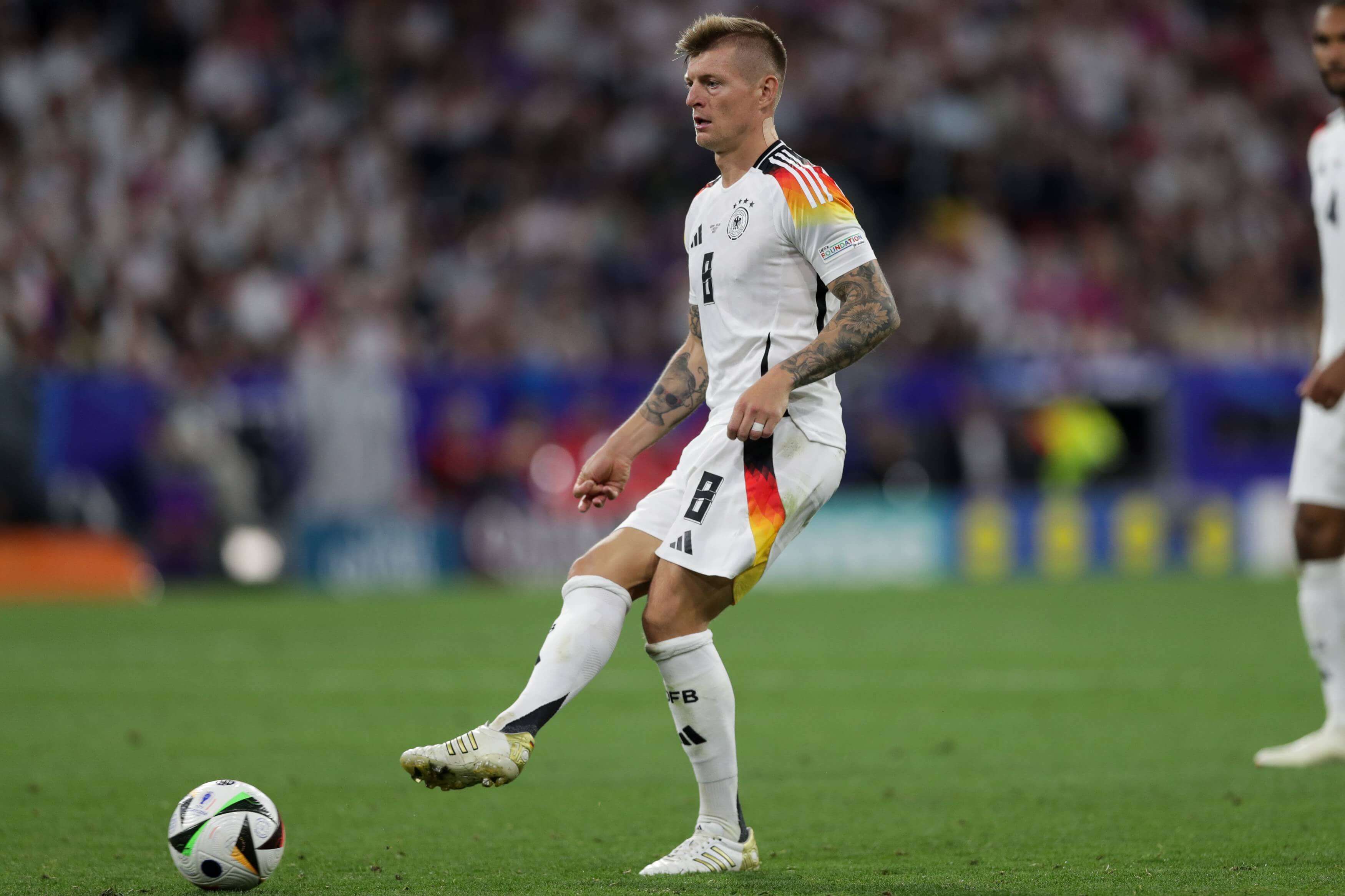 Toni Kroos con la cinta en el cuello durante el debut (Cordon Press)