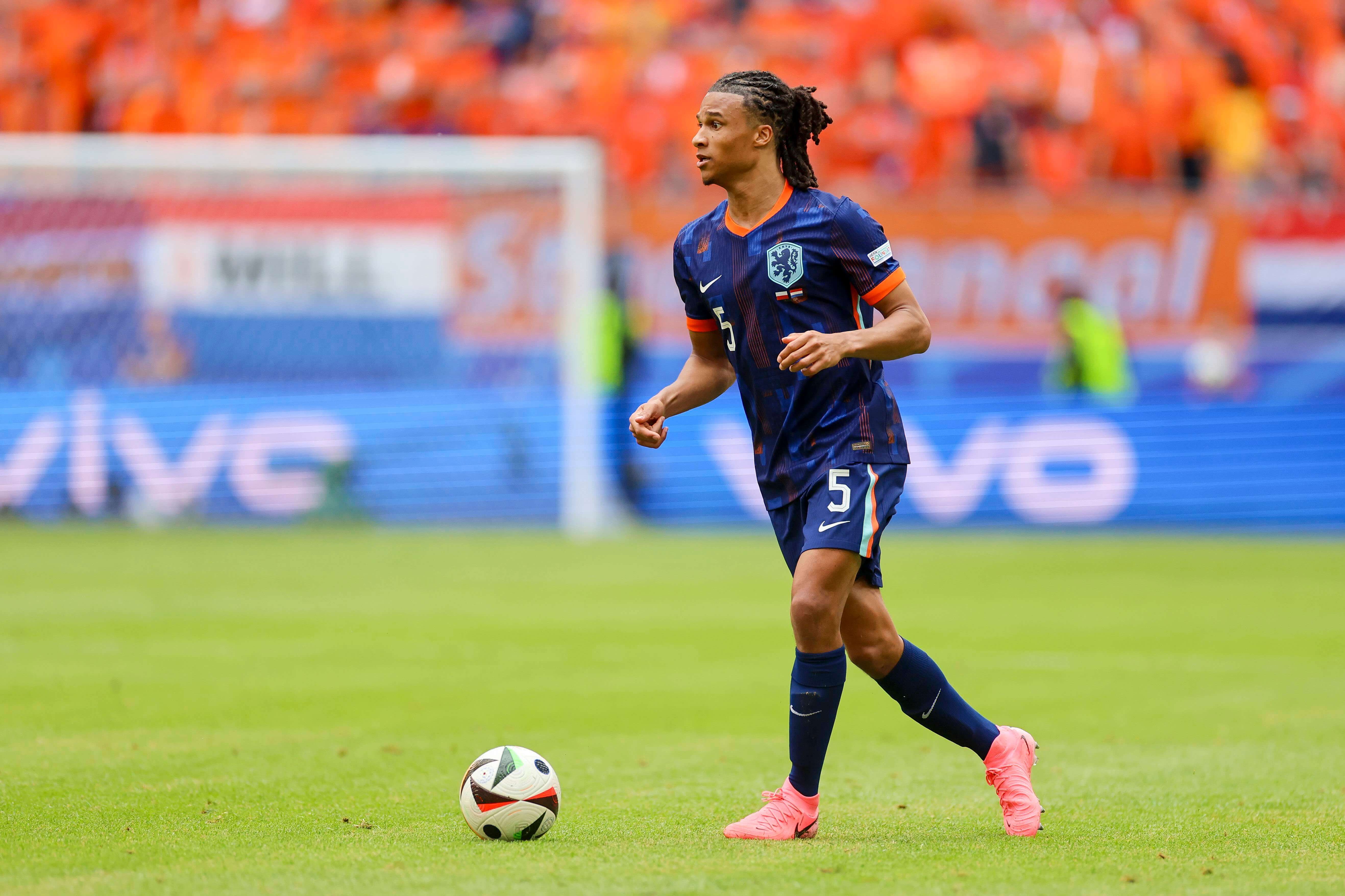  Nathan Aké en el partido entre Polonia y Países Bajos