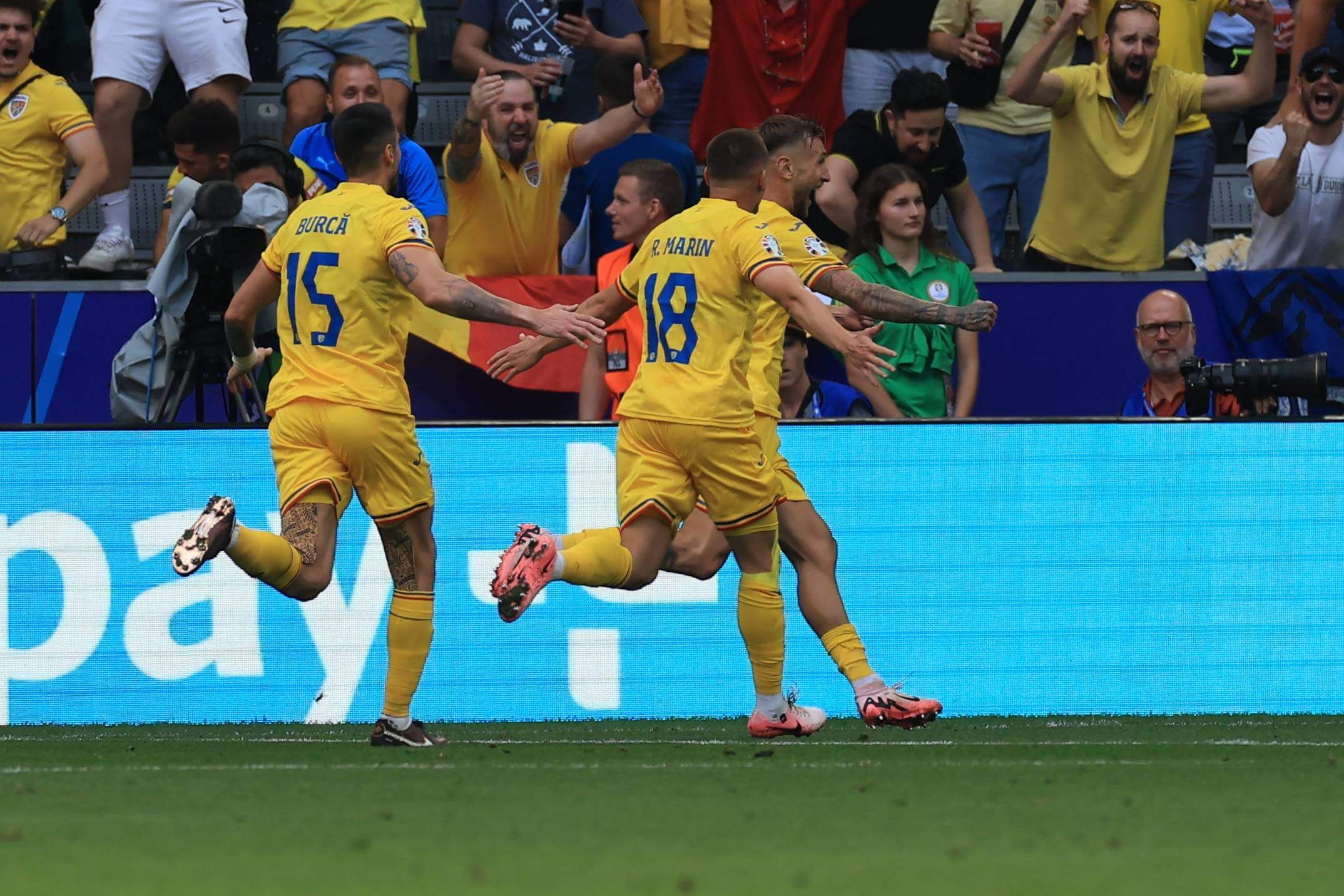  Rumanía marca uno de los goles a Ucrania