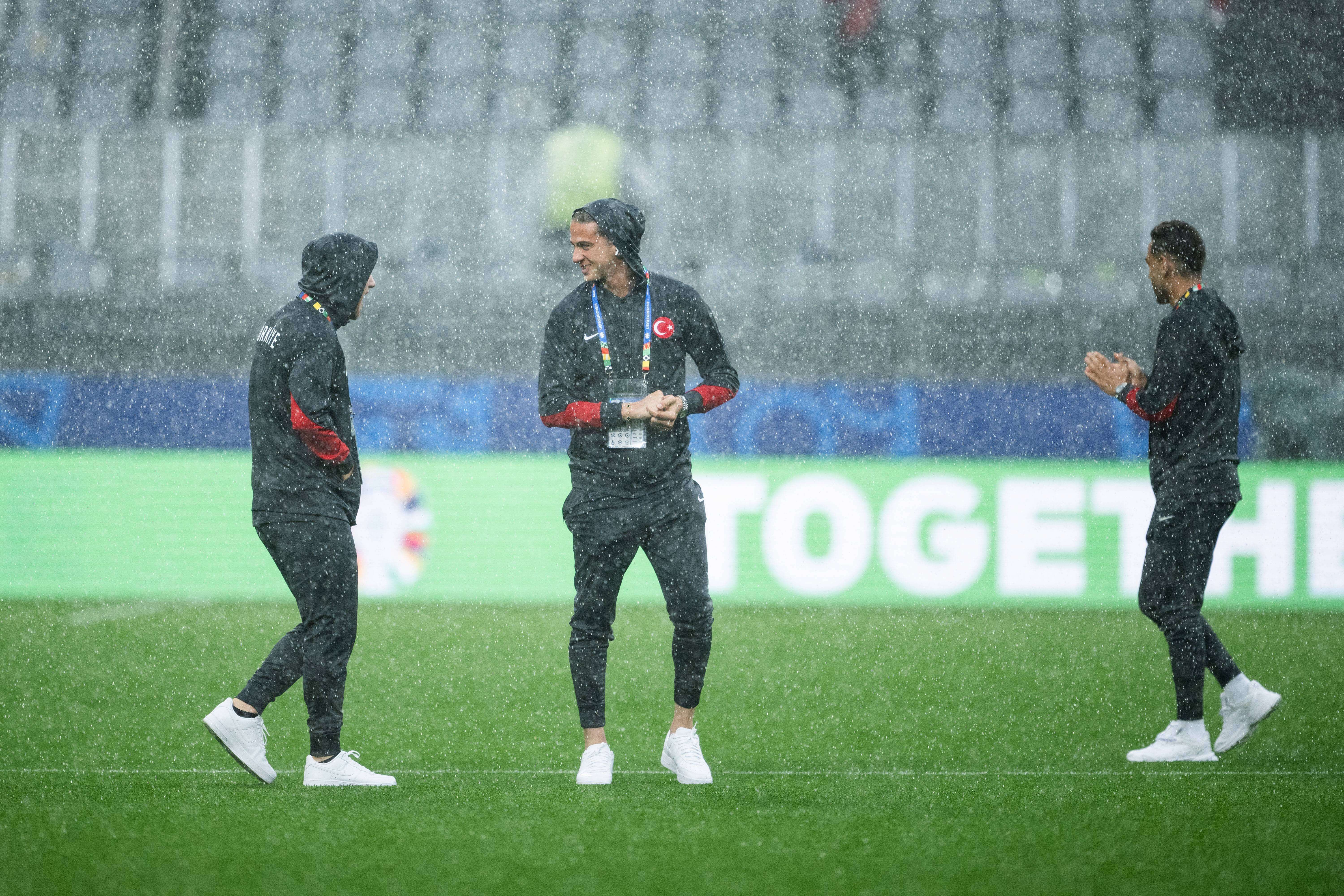  Los jugadores turcos bajo la lluvia de Alemania (Cordon Press)