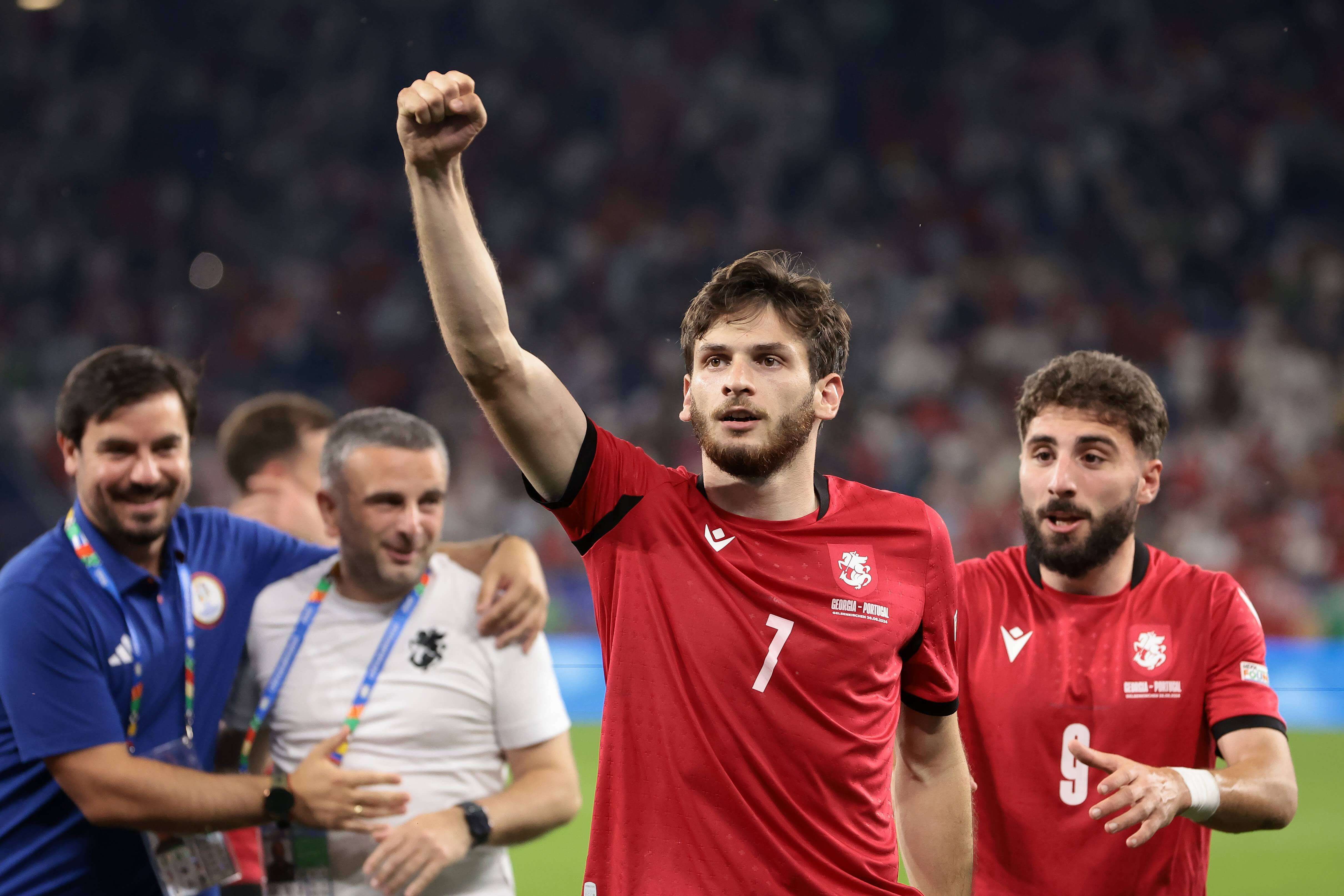 Kvaratskhelia celebrando el pase a octavos