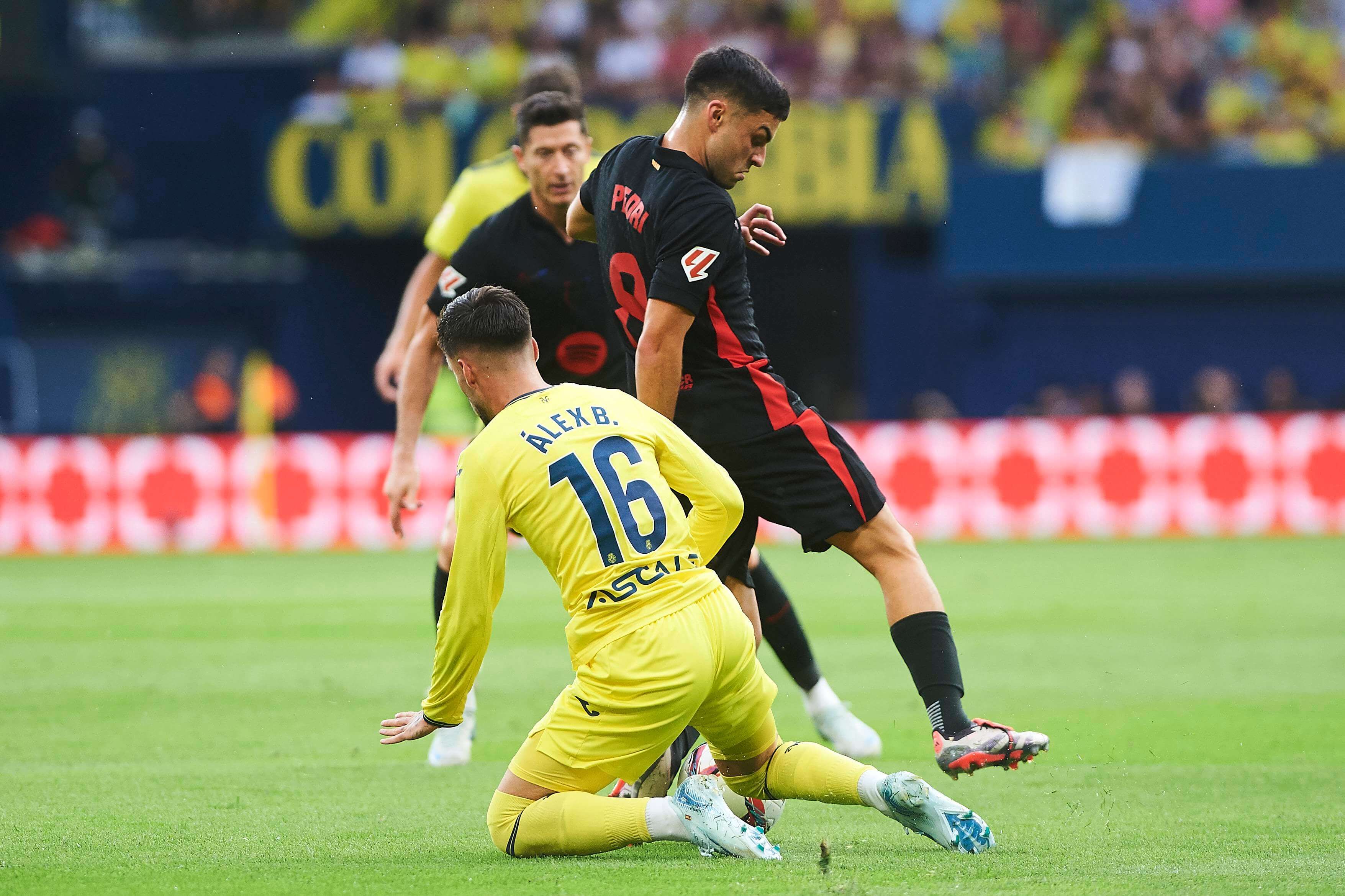  Álex Baena y Pedri, en una jugada del Villarreal-Barcelona (FOTO: Cordón Press).
