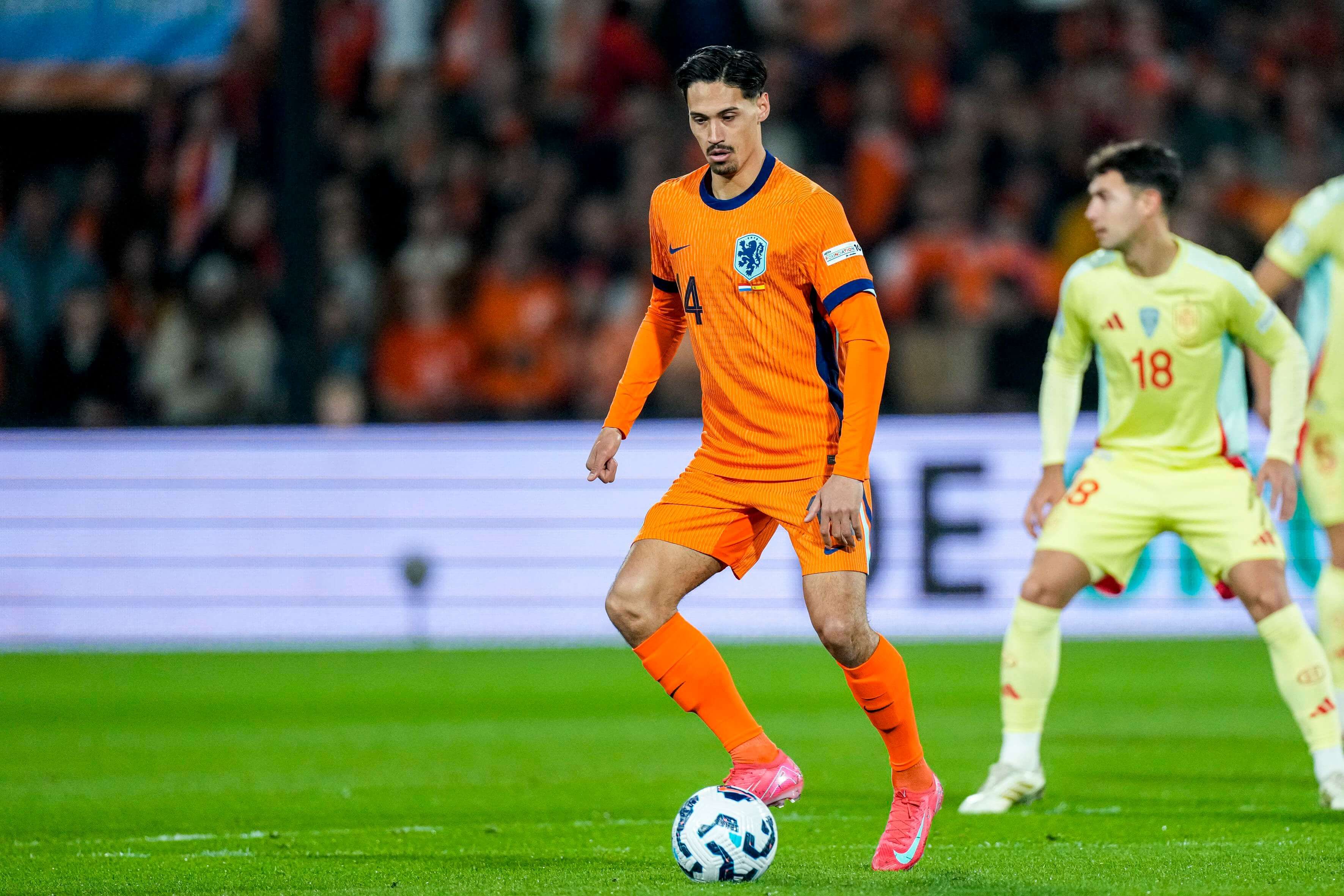  Tijjani Reijnders en el partido contra la Selección Española