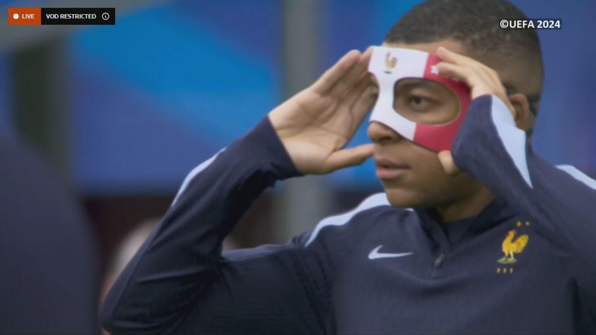 Kylian Mbappé, con la máscara con los colores de la bandera de Francia.