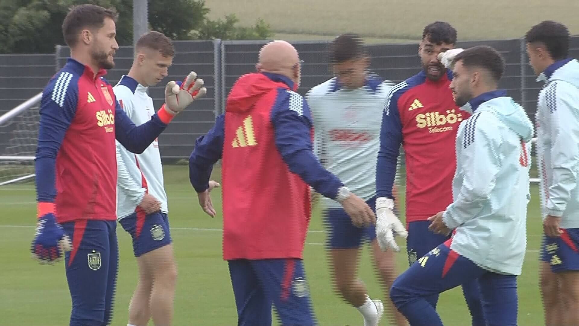 Álex Remiro llamando a sus compañeros para hacerle paseíllo a Luis de la Fuente