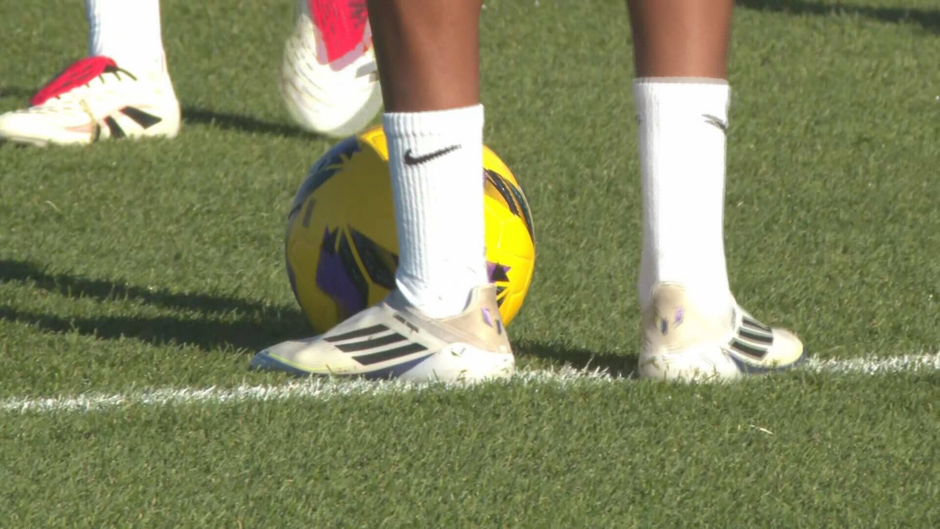  Plano de los tobillos de Lamine Yamal en el entrenamiento del Barcelona (Fuente: ElDesmarque)