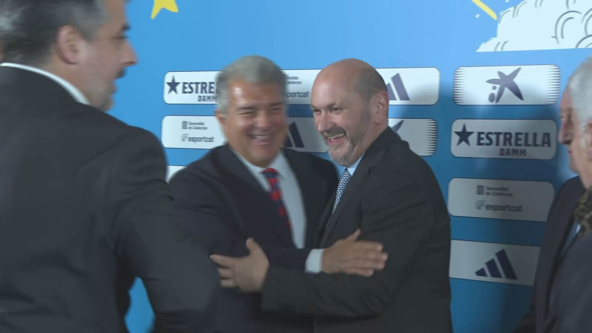 Louzan y Laporta abrazándose en un acto en Barcelona (ElDesmarque)