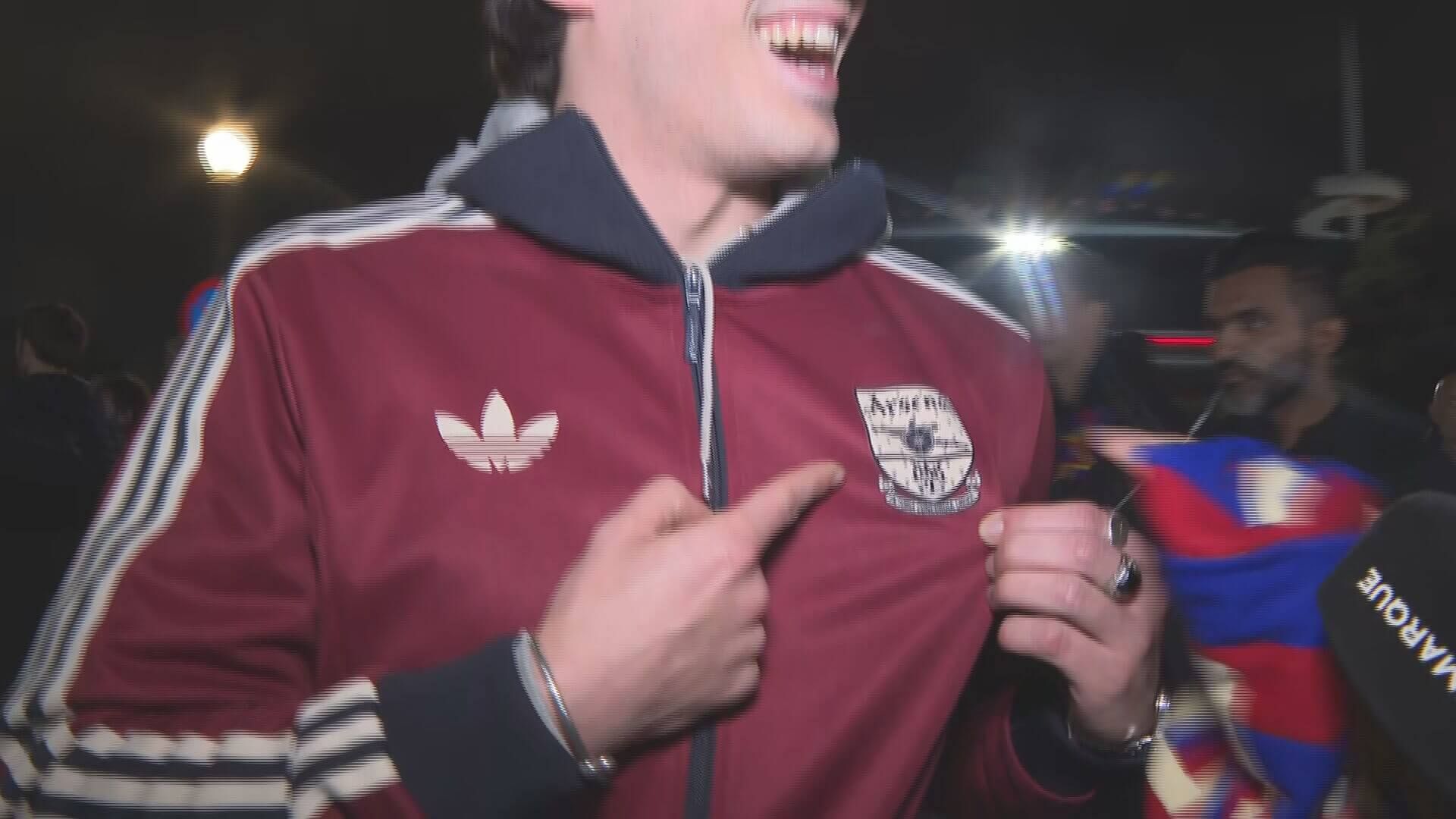  Un aficionado culé llevó una sudadera del Arsenal.